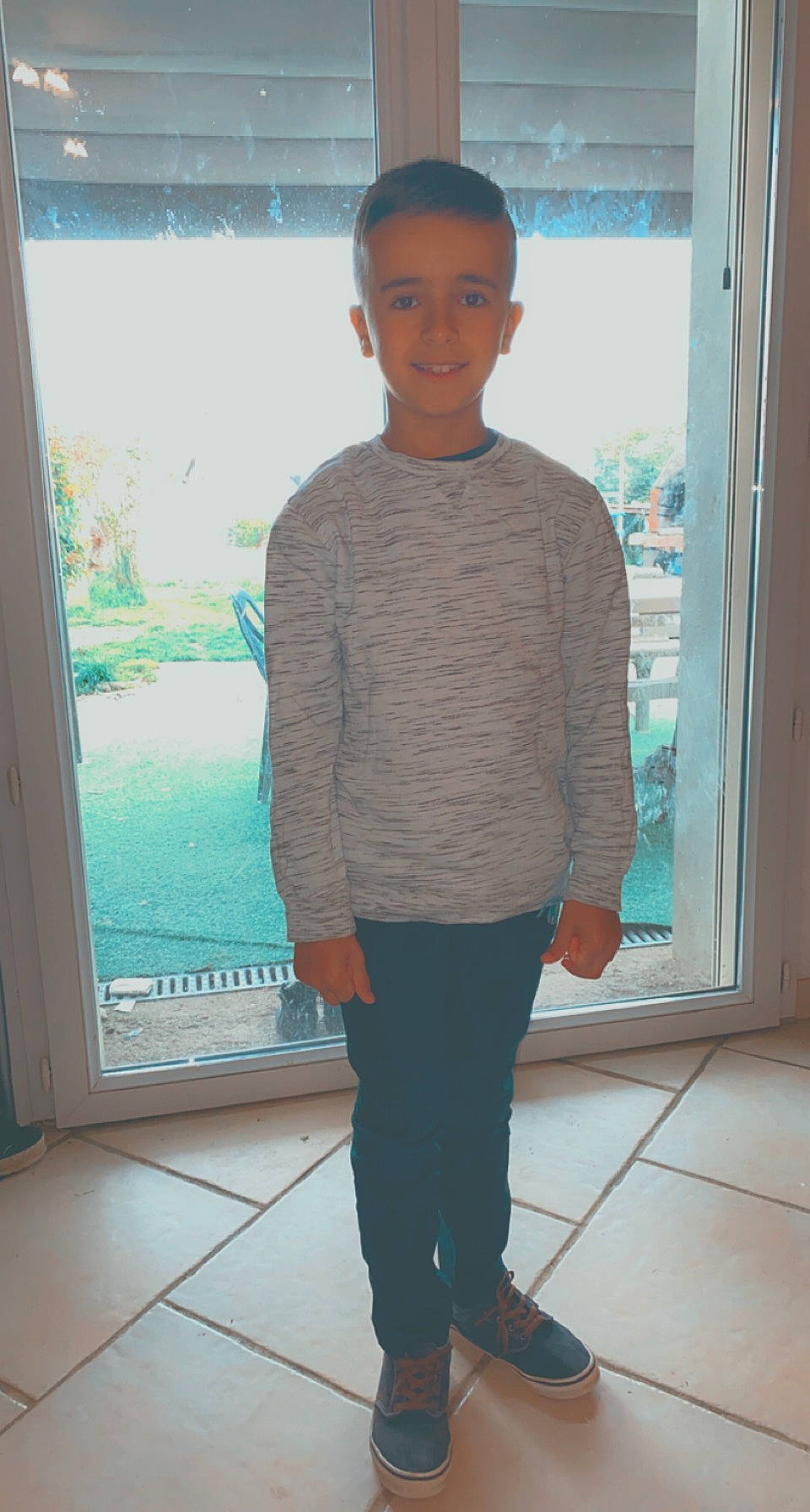 Kamel participe au concours pour gagner de l'argent avec cette photo : denim, electric_blue, face, floor, flooring, human_leg, joy, knee, pattern, person, room, sandal, shoulder, sleeve, smile, sportswear, standing, t_shirt, thigh, top