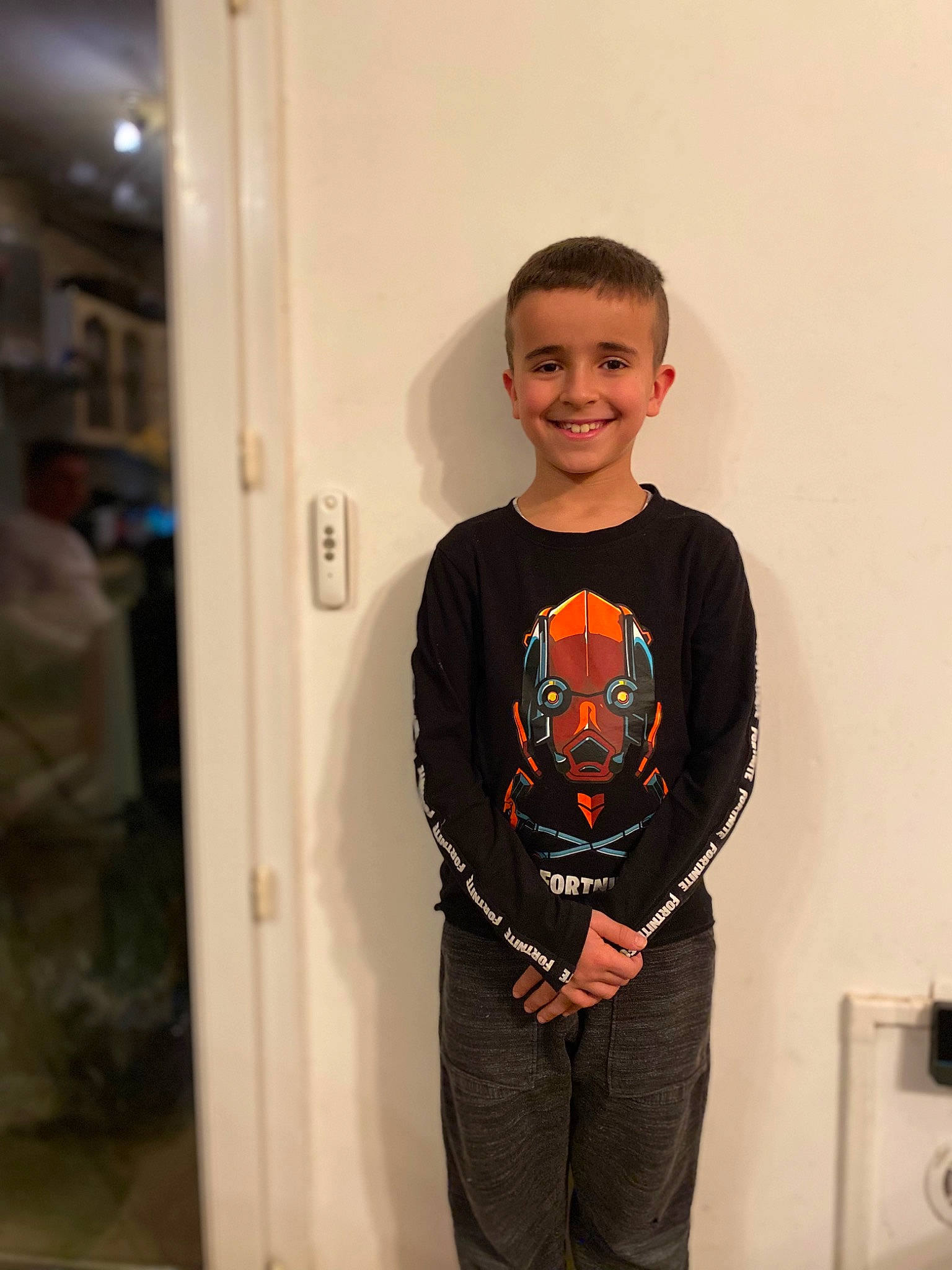 Kamel a rejoint le concours — aidez-le/la à gagner de superbes lots ! belt, child, denim, electric_blue, flooring, happy, joy, leg, long_sleeved_t_shirt, pattern, person, personal_protective_equipment, room, shelf, shoulder, sleeve, smile, t_shirt, toddler, top