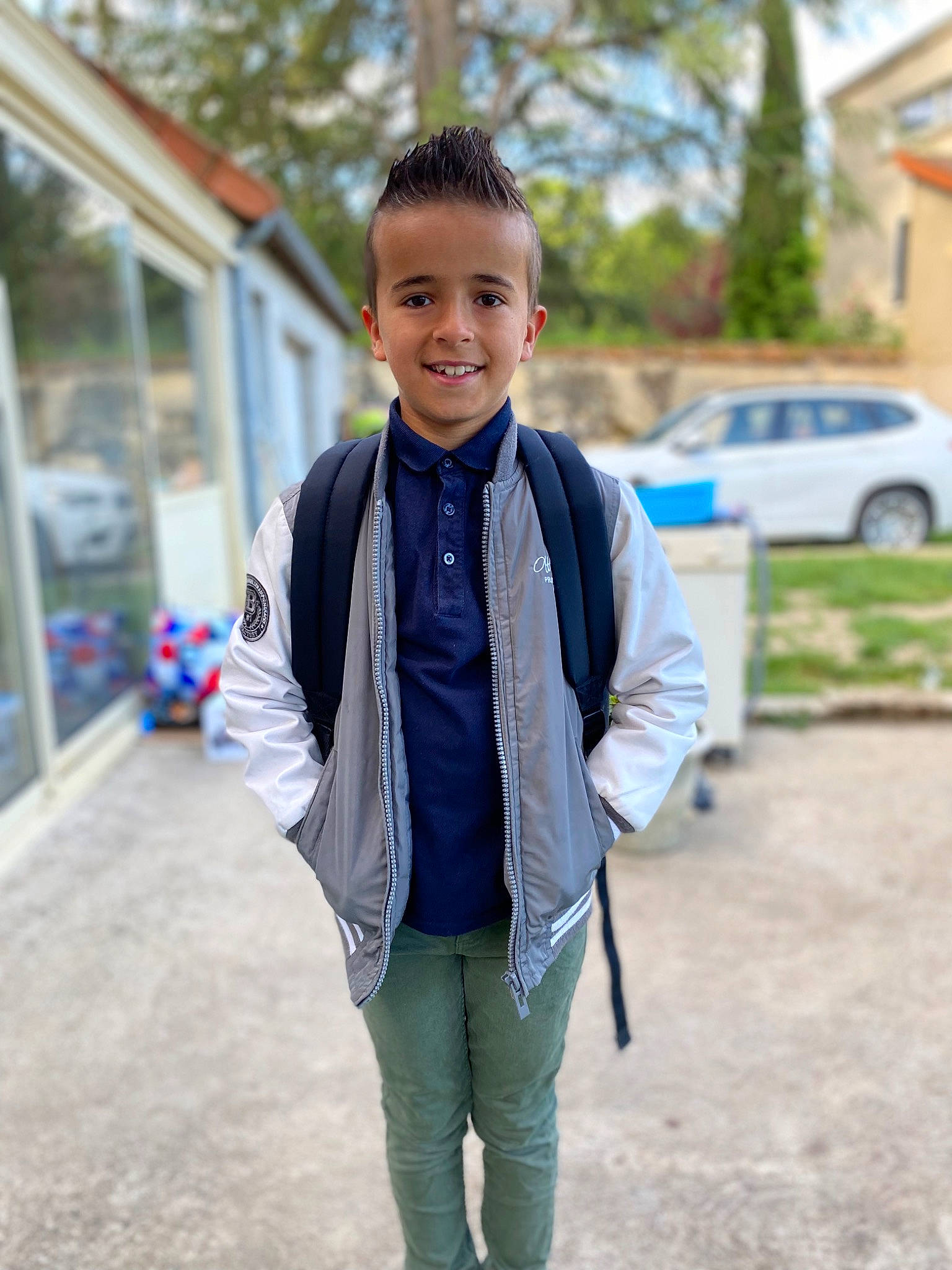 Kamel participe au concours pour gagner de l'argent avec cette photo : blazer, child, collar, denim, dress_shirt, electric_blue, face, fashion_accessory, formal_wear, fun, happy, joy, leisure, neck, person, plant, recreation, sleeve, smile, t_shirt