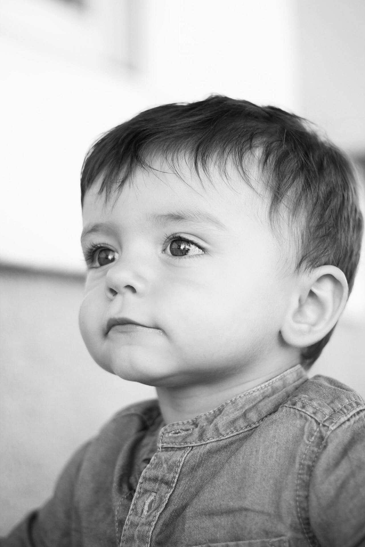 Nino a rejoint le concours — aidez-le/la à gagner de superbes lots ! baby, baby_toddler_clothing, black, black_and_white, cheek, ear, eyebrow, eyelash, flash_photography, forehead, happy, iris, lip, monochrome, monochrome_photography, nose, person, skin, sleeve, style
