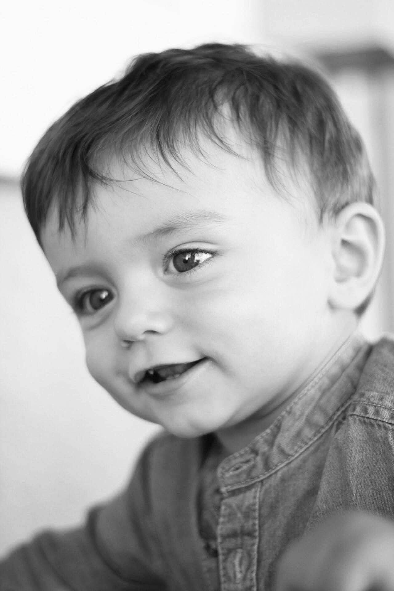 Nino a rejoint le concours — aidez-le/la à gagner de superbes lots ! black, black_and_white, cheek, chin, cool, eye, eyebrow, eyelash, face, flash_photography, forehead, hairstyle, happy, head, iris, lip, nose, person, skin, smile