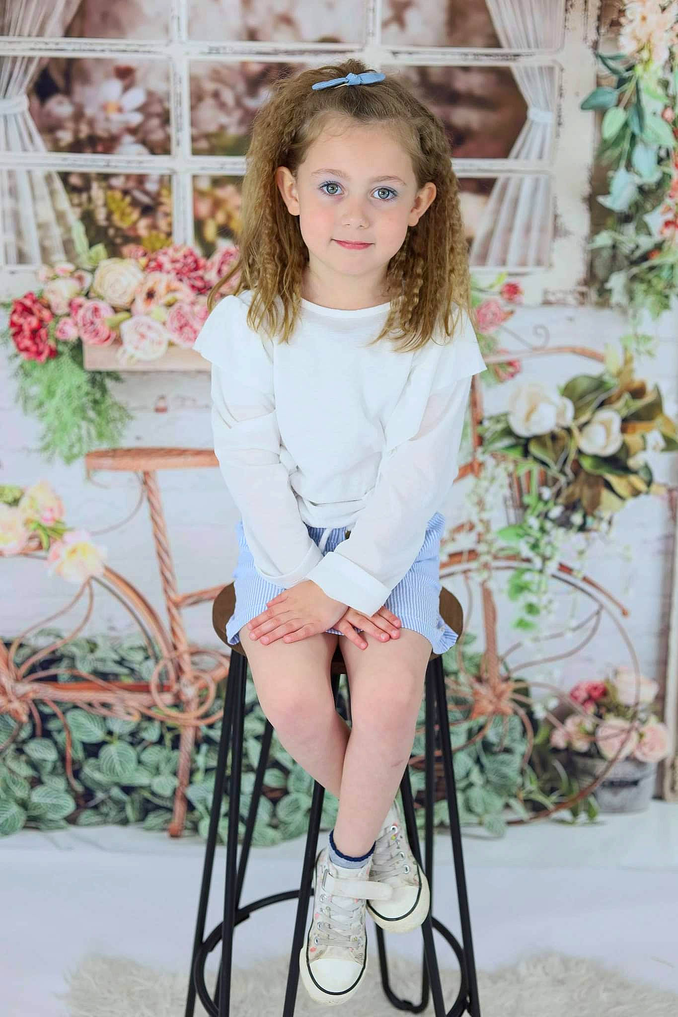 Elisa participe au concours pour gagner de l'argent avec cette photo : beauty, eye, face, fashion_design, flash_photography, hair, happy, head, joy, knee, leg, lip, long_hair, person, plant, skin, sleeve, smile, street_fashion, t_shirt