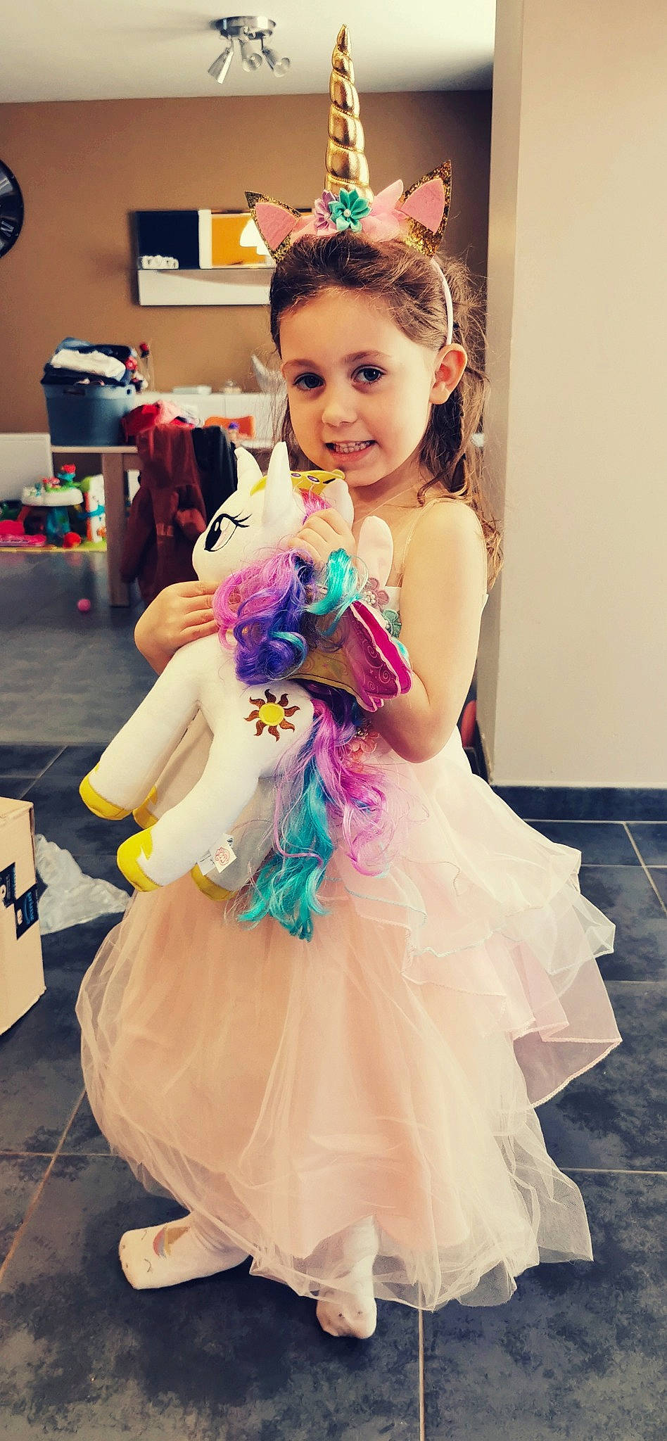 Elisa participe au concours pour gagner de l'argent avec cette photo : blond, bridal_clothing, child, dress, event, face, facial_expression, fashion_design, formal_wear, fun, gown, hairstyle, happy, head, headpiece, jewellery, long_hair, person, pink, skin