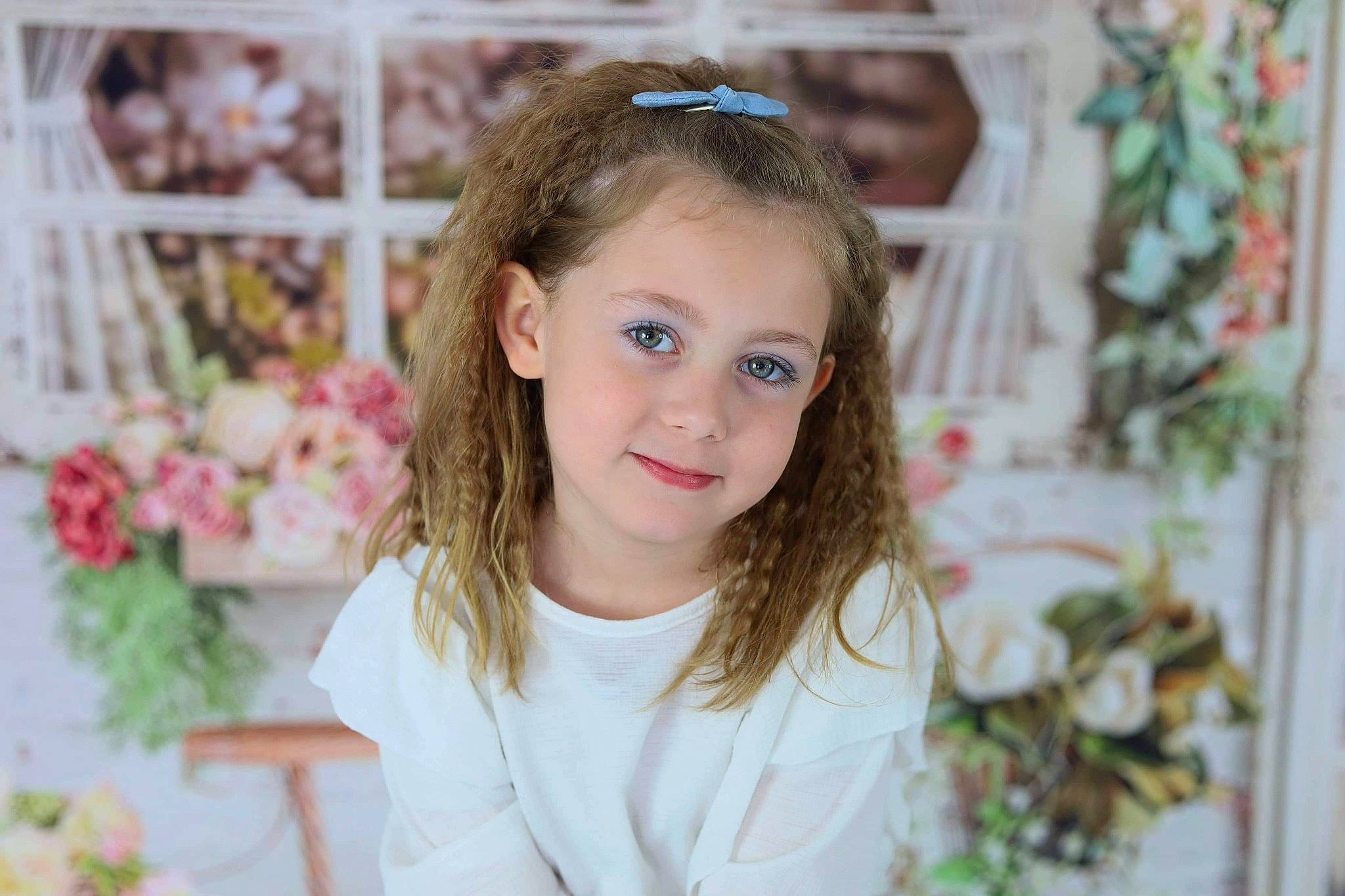 Elisa a rejoint le concours — aidez-le/la à gagner de superbes lots ! brown_hair, child, dress, event, fashion_accessory, floral_design, flower_arranging, fun, goggles, grass, happy, headband, headpiece, iris, joy, pattern, person, petal, plant, sunglasses