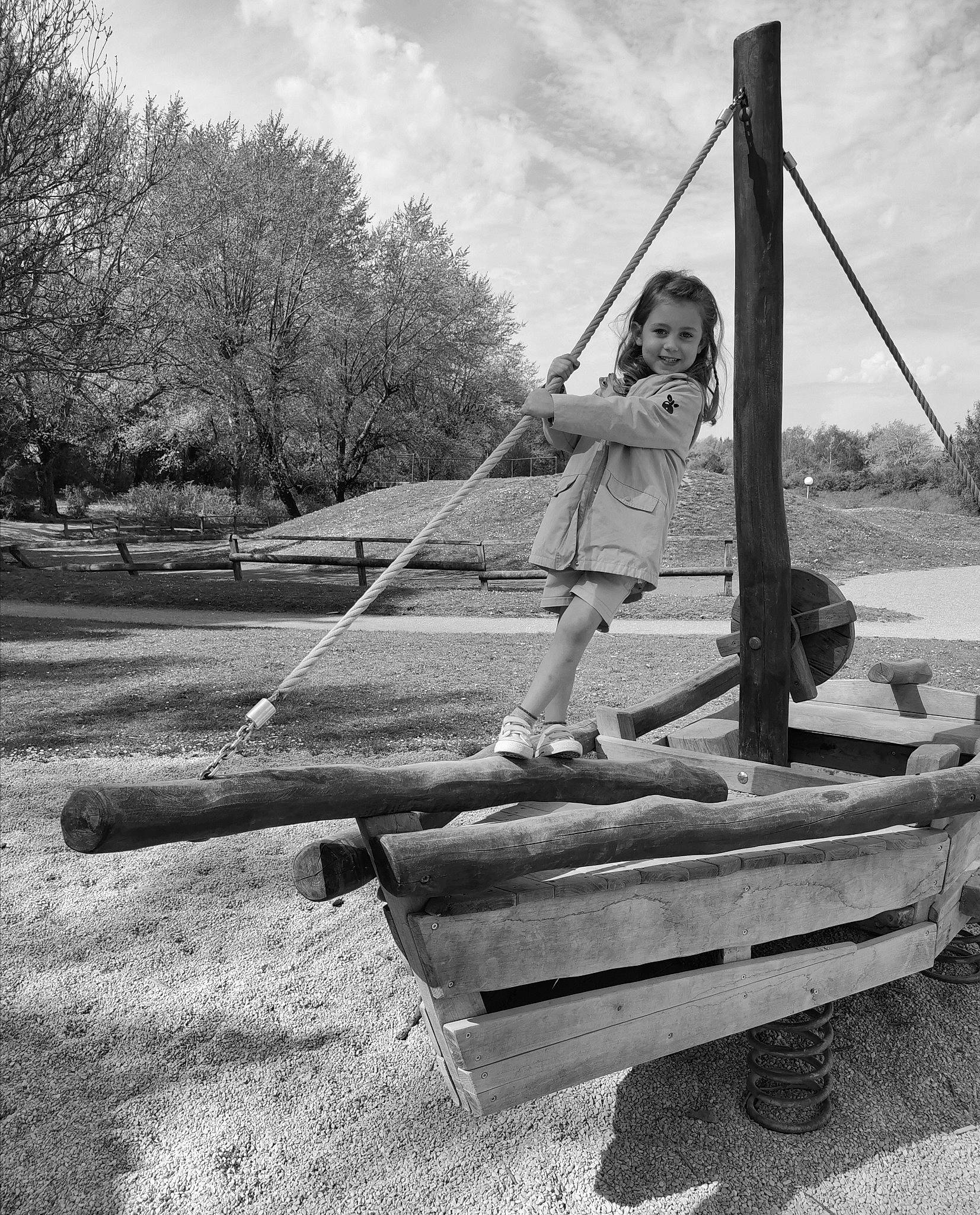 Elisa a rejoint le concours — aidez-le/la à gagner de superbes lots ! black_and_white, city, cloud, flash_photography, fun, grass, joy, landscape, leisure, monochrome, monochrome_photography, person, plant, portrait_photography, recreation, sitting, sky, smile, stock_photography, style
