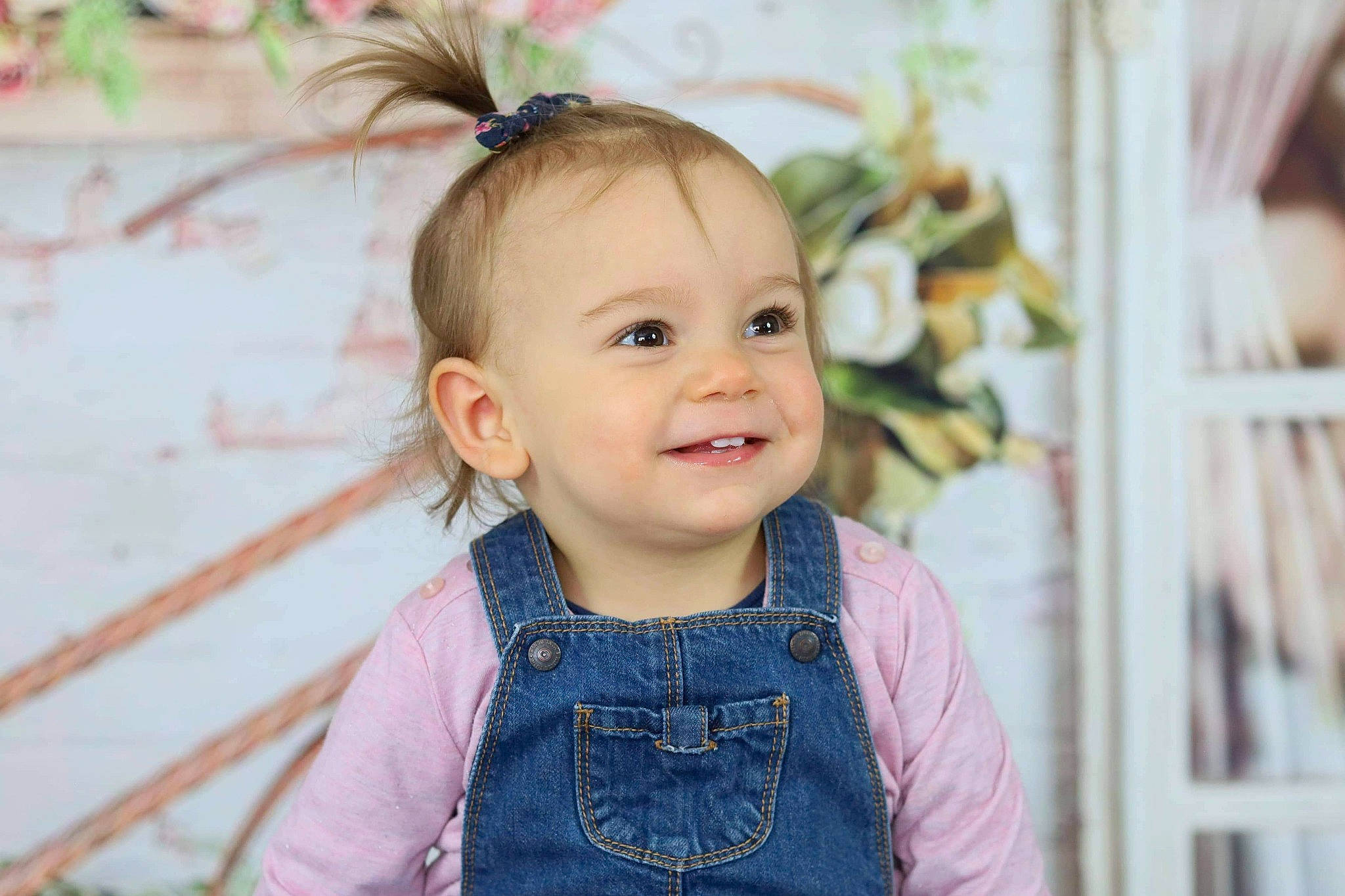 Louise a rejoint le concours — aidez-le/la à gagner de superbes lots ! arm, baby, baby_toddler_clothing, beauty, cheek, child, eye, face, grass, hairstyle, happy, head, iris, joy, person, pink, plant, skin, sleeve, smile