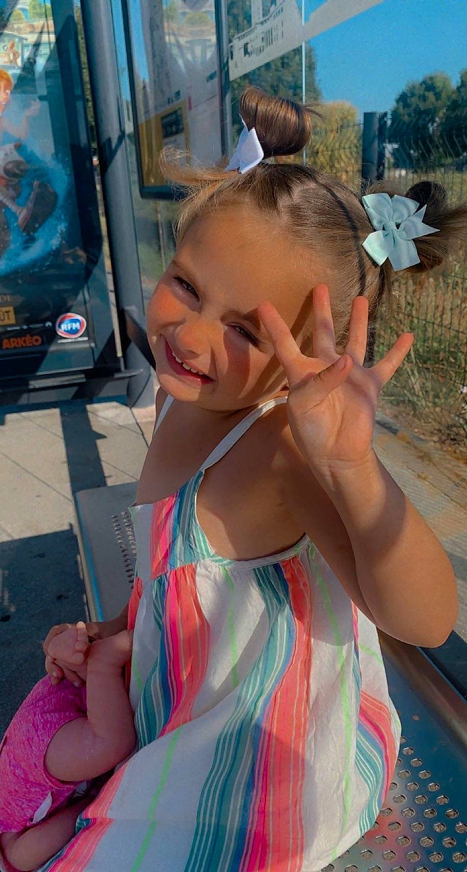 Yvanna a rejoint le concours — aidez-le/la à gagner de superbes lots ! cool, ear, eyelash, finger, fun, gesture, hairstyle, happy, joint, joy, leisure, mouth, neck, person, pink, plant, skin, smile, summer, swimwear