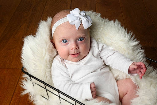 Luna a rejoint le concours — aidez-le/la à gagner de superbes lots ! baby, baby_toddler_clothing, cheek, comfort, ear, eye, eyebrow, fur, fur_clothing, gesture, happy, head, headband, headpiece, headwear, iris, person, skin, smile, textile