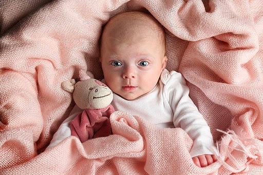 Luna a rejoint le concours — aidez-le/la à gagner de superbes lots ! baby, baby_toddler_clothing, cheek, child, chin, comfort, eye, hand, happy, iris, linens, lip, nose, person, pink, skin, sleeve, textile, toddler, vertebrate