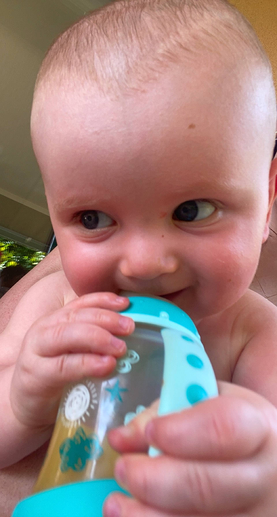 Aubin a rejoint le concours — aidez-le/la à gagner de superbes lots ! baby, cheek, child, drinkware, eyelash, finger, fun, gesture, hand, happy, iris, lip, mouth, nail, nose, person, plastic_bottle, skin, thumb, toddler