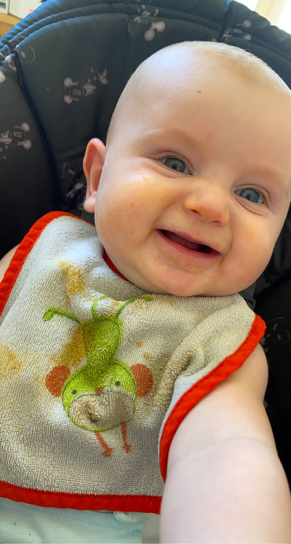 Aubin a rejoint le concours — aidez-le/la à gagner de superbes lots ! baby, baby_laughing, baby_toddler_clothing, cheek, child, chin, eye, face, happy, head, iris, lip, mouth, nose, person, product, skin, sleeve, smile, textile