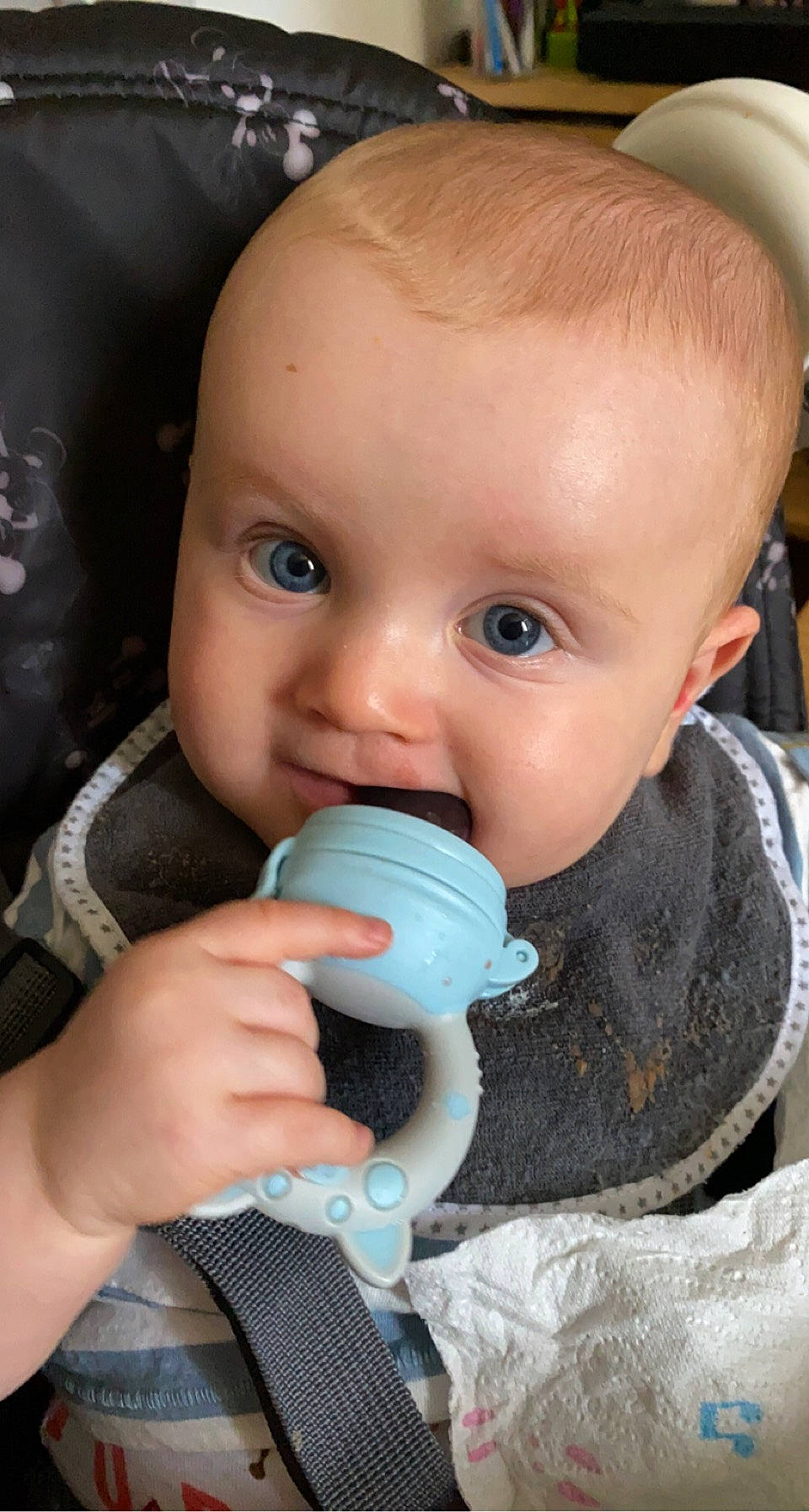 Aubin a rejoint le concours — aidez-le/la à gagner de superbes lots ! baby, baby_toddler_clothing, cheek, chin, ear, eyelash, facial_expression, finger, gesture, human_body, iris, mouth, nail, neck, nose, organ, person, product, skin, thumb