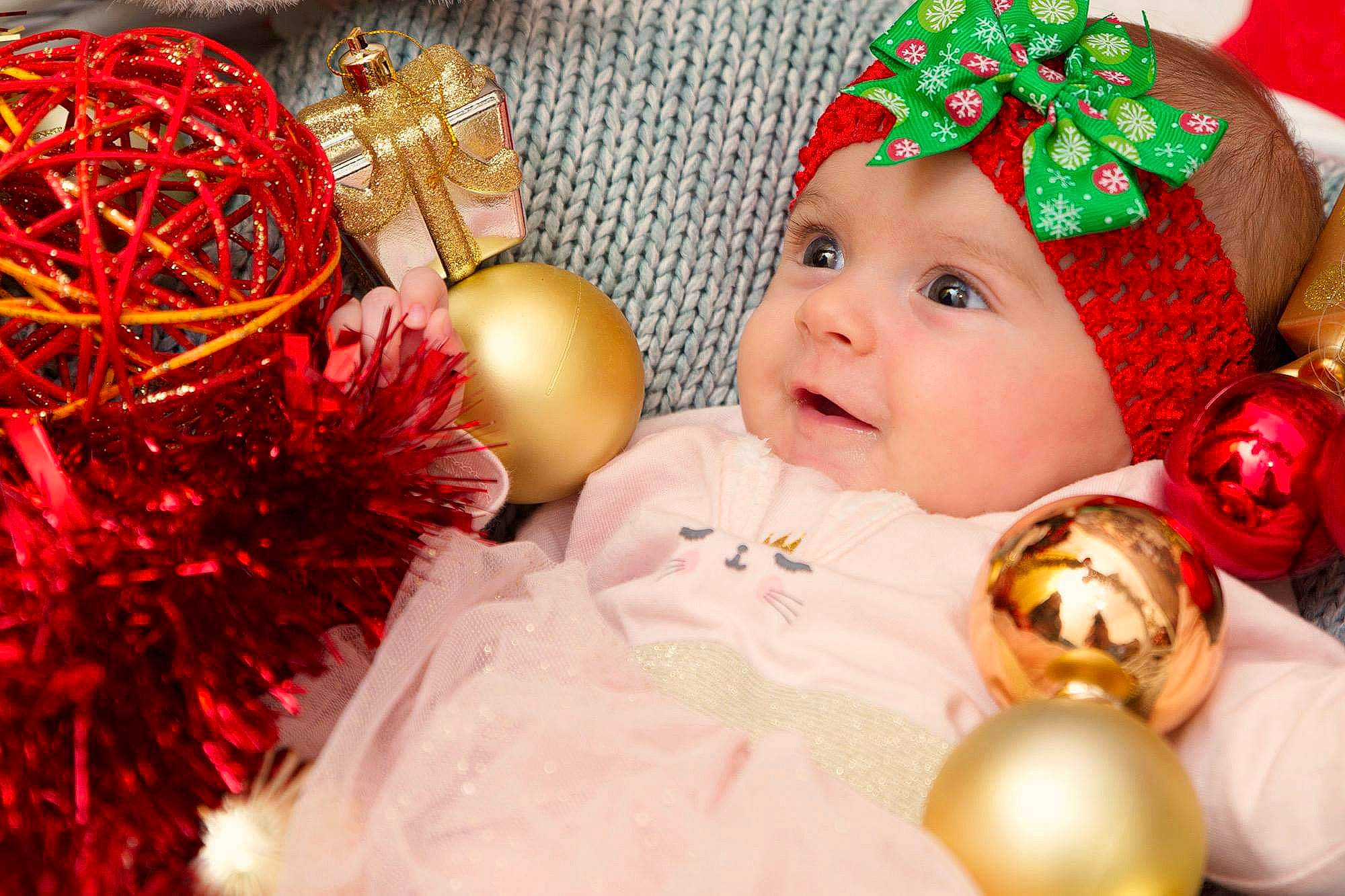 Delia a rejoint le concours — aidez-le/la à gagner de superbes lots ! child, christmas, christmas_decoration, christmas_ornament, holiday, infant, person, smile, toddler, tradition