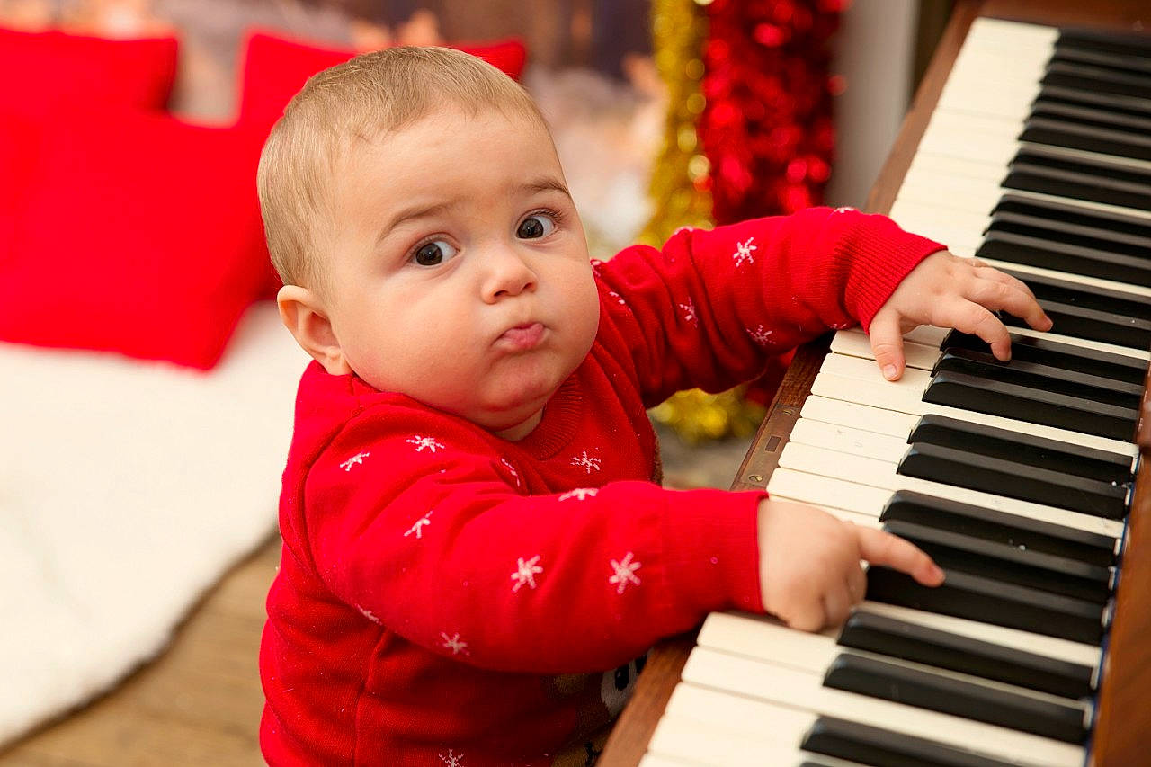 Darius participe au concours pour gagner de l'argent avec cette photo : child, infant, keyboard, person, piano, toddler