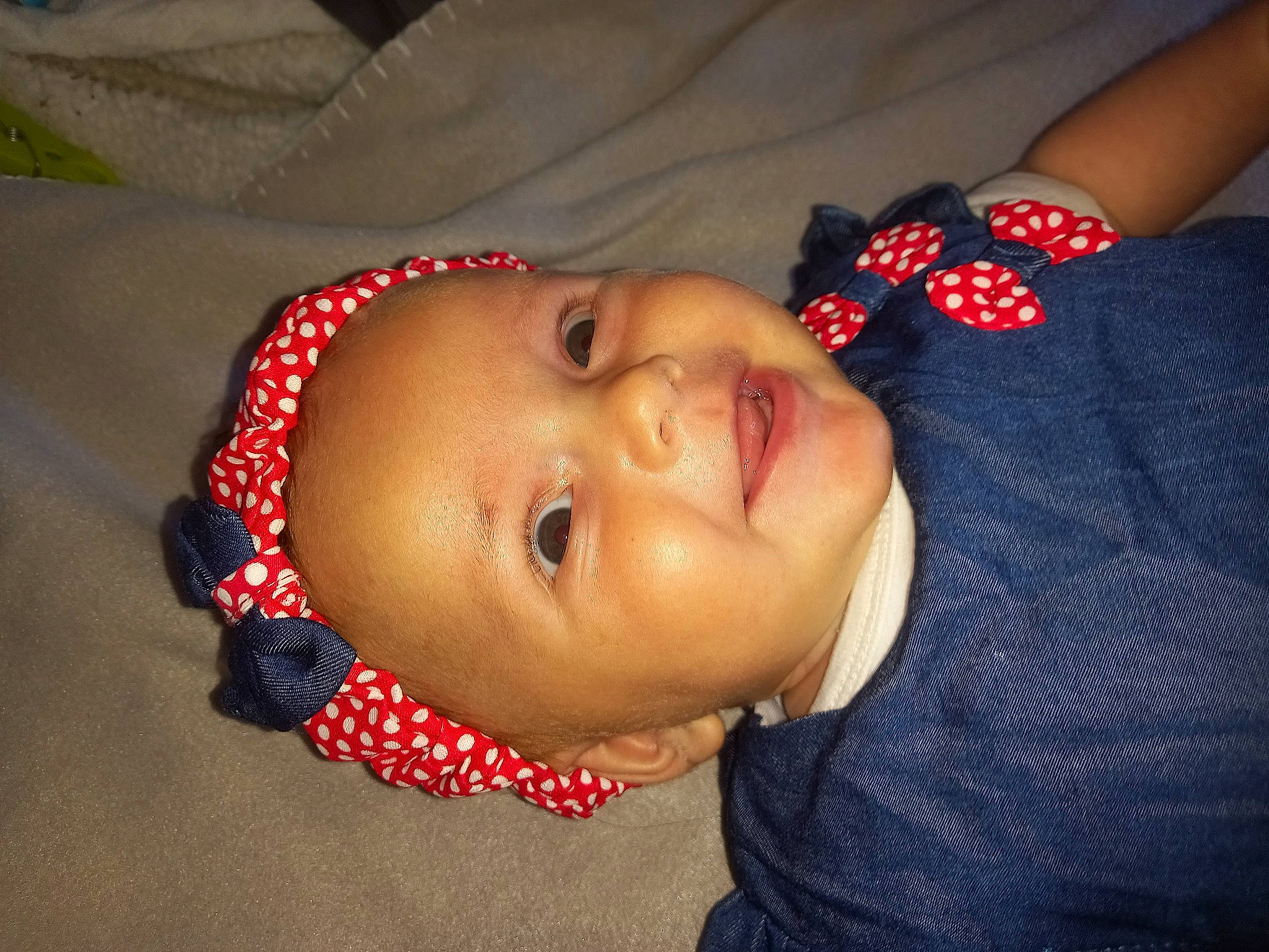 Jade a rejoint le concours — aidez-le/la à gagner de superbes lots ! baby, baby_toddler_clothing, cheek, child, chin, eye, eyebrow, eyelash, finger, happy, headgear, iris, lip, mouth, neck, nose, orange, person, skin, smile