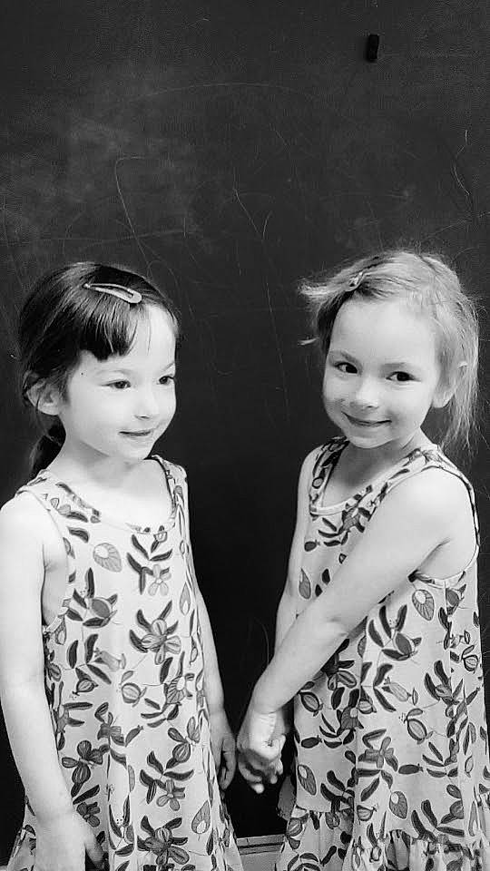 Zoé Et Lyloo a rejoint le concours — aidez-le/la à gagner de superbes lots ! black, black_and_white, day_dress, eye, face, fashion, flash_photography, gesture, hair, happy, head, iris, joy, one_piece_garment, person, shoulder, skin, smile, standing, style