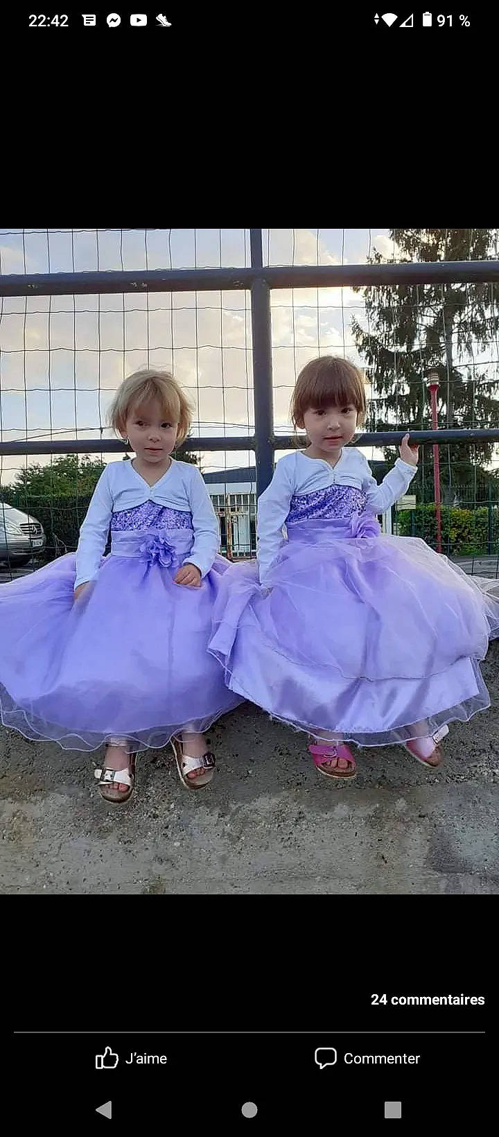 Zoé Et Lyloo a rejoint le concours — aidez-le/la à gagner de superbes lots ! baby_toddler_clothing, child, clothing, day_dress, dress, electric_blue, event, formal_wear, fun, gown, grass, happy, magenta, pattern, person, pink, plant, purple, toddler, tree