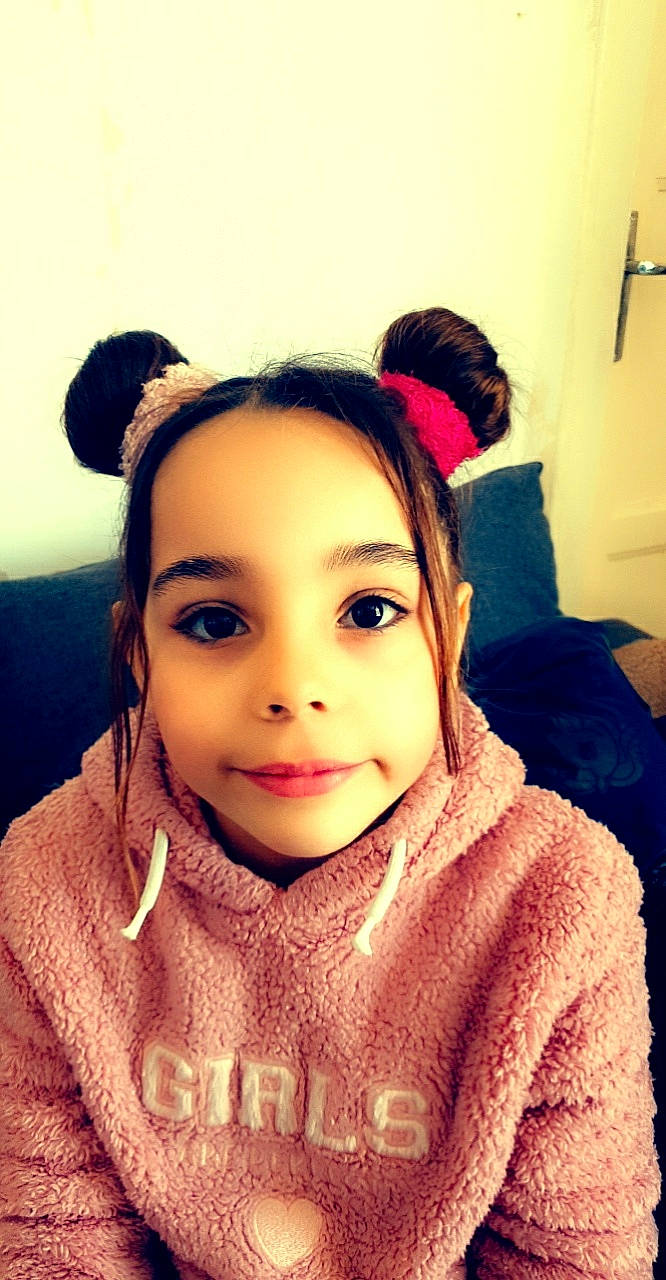 Abygaëlle a rejoint le concours — aidez-le/la à gagner de superbes lots ! audio_equipment, black_hair, cheek, cool, ear, eye, eyebrow, eyelash, flash_photography, forehead, happy, iris, jaw, joy, lip, neck, nose, outerwear, person, selfie