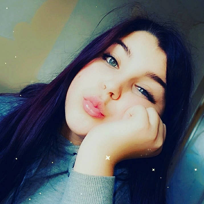 Leslie participe au concours pour gagner de l'argent avec cette photo : black_hair, chin, cool, eye_liner, eyebrow, eyelash, flash_photography, gesture, happy, iris, jaw, lip, lipstick, material_property, mouth, nose, person, shoulder, skin, smile