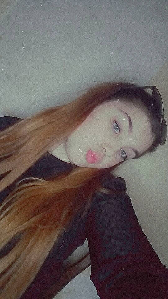 Leslie a rejoint le concours — aidez-le/la à gagner de superbes lots ! black_hair, chin, cool, eye_liner, eyebrow, eyelash, flash_photography, happy, iris, jaw, lip, mouth, neck, nose, person, selfie, shoulder, skin, sleeve, tints_and_shades