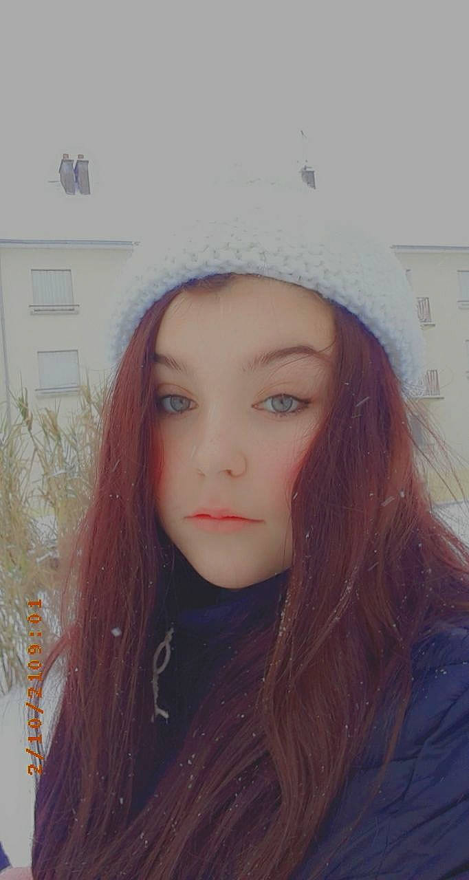 Leslie a rejoint le concours — aidez-le/la à gagner de superbes lots ! blond, cap, chin, cool, eyebrow, eyelash, facial_expression, flash_photography, hairstyle, happy, headgear, knit_cap, lip, long_hair, magenta, nose, outerwear, person, plant, skin