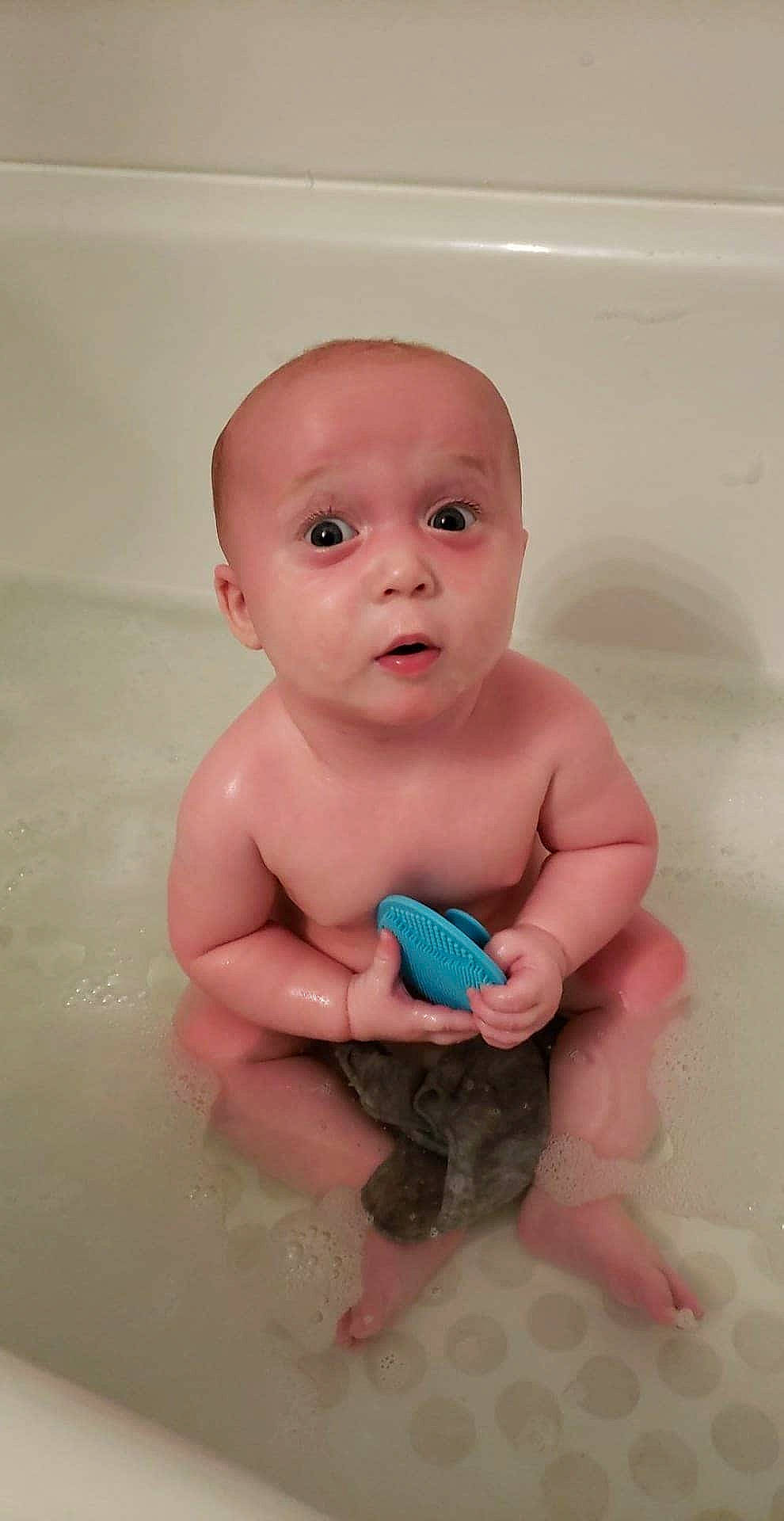 Abigail is registered to the contest to win money with this photo: baby, baby_bathing, bathing, bathtub, child, person, skin, surprise, toddler