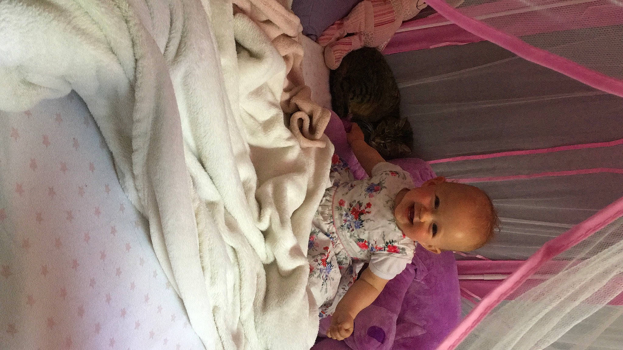 Maïa a rejoint le concours — aidez-le/la à gagner de superbes lots ! baby, baby_products, baby_safety, baby_toddler_clothing, beauty, bedding, child, comfort, hand, joy, linens, magenta, pattern, peach, person, pink, room, skin, toddler, tree