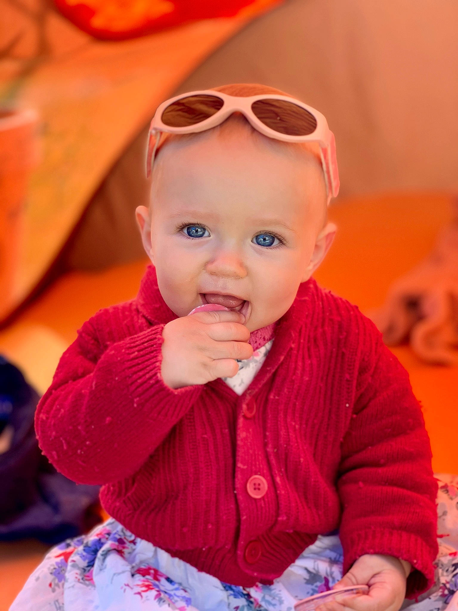 Maïa participe au concours pour gagner de l'argent avec cette photo : baby, baby_toddler_clothing, cheek, child, clothing, finger, fun, glasses, goggles, happy, headwear, lip, mouth, nose, person, pink, red, skin, sleeve, sunglasses