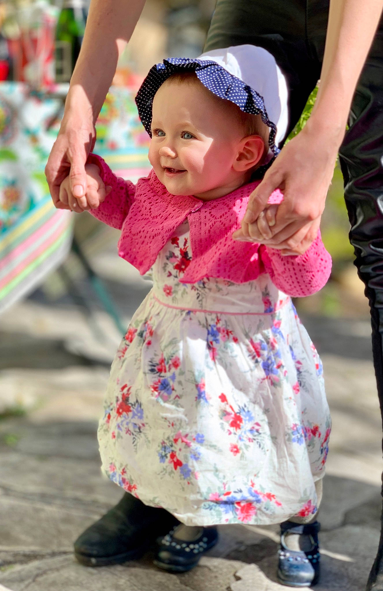 Maïa participe au concours pour gagner de l'argent avec cette photo : baby, baby_toddler_clothing, child, dress, face, footwear, fun, gesture, hand, happy, hat, headgear, headwear, joy, leisure, person, photograph, pink, public_space, sleeve