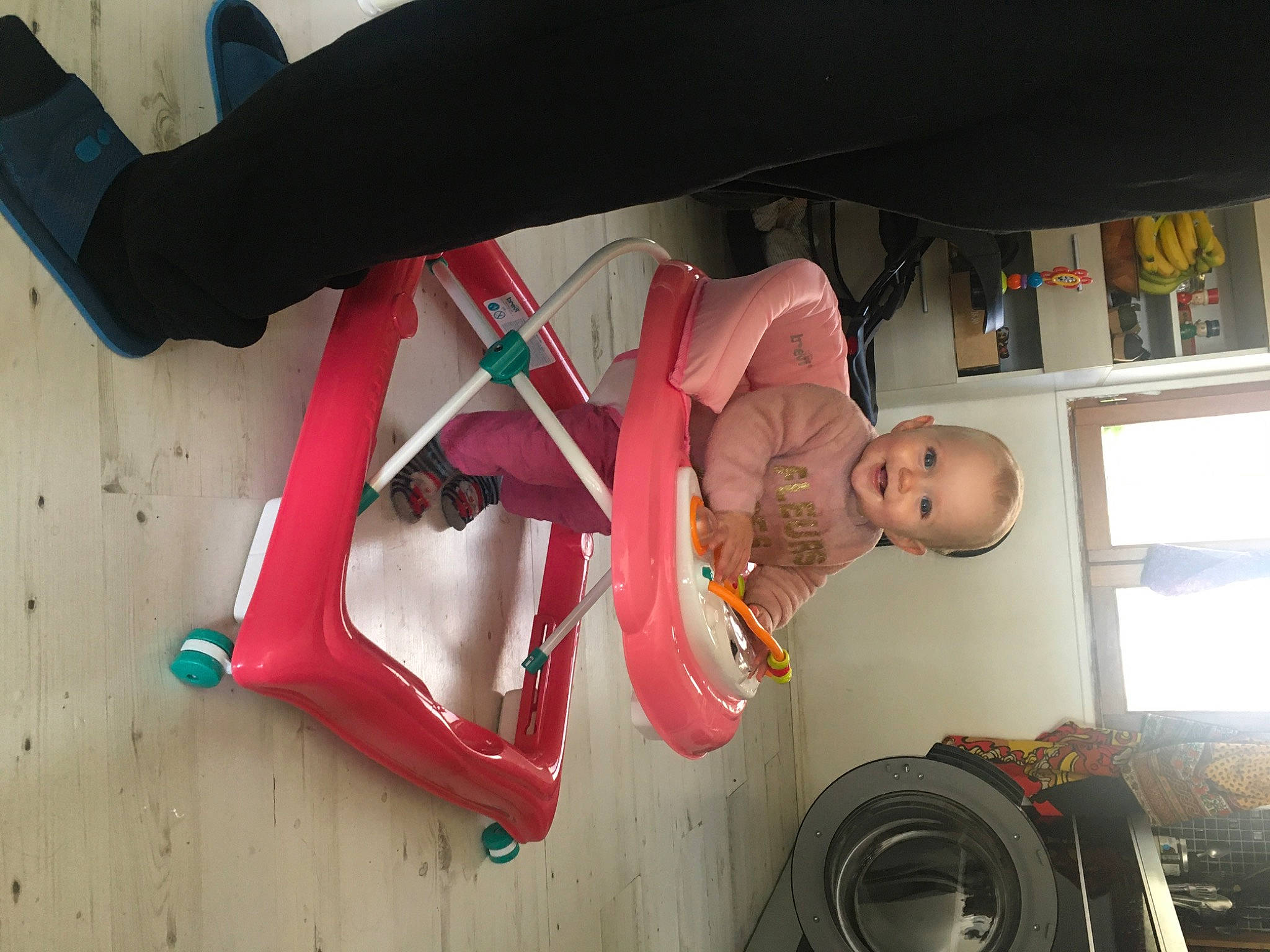 Maïa a rejoint le concours — aidez-le/la à gagner de superbes lots ! auto_part, automotive_design, automotive_exterior, automotive_tire, automotive_wheel_system, bumper, carmine, fun, human_leg, joy, luxury_vehicle, magenta, motor_vehicle, person, rim, tire, tire_care, toddler, tread, vehicle