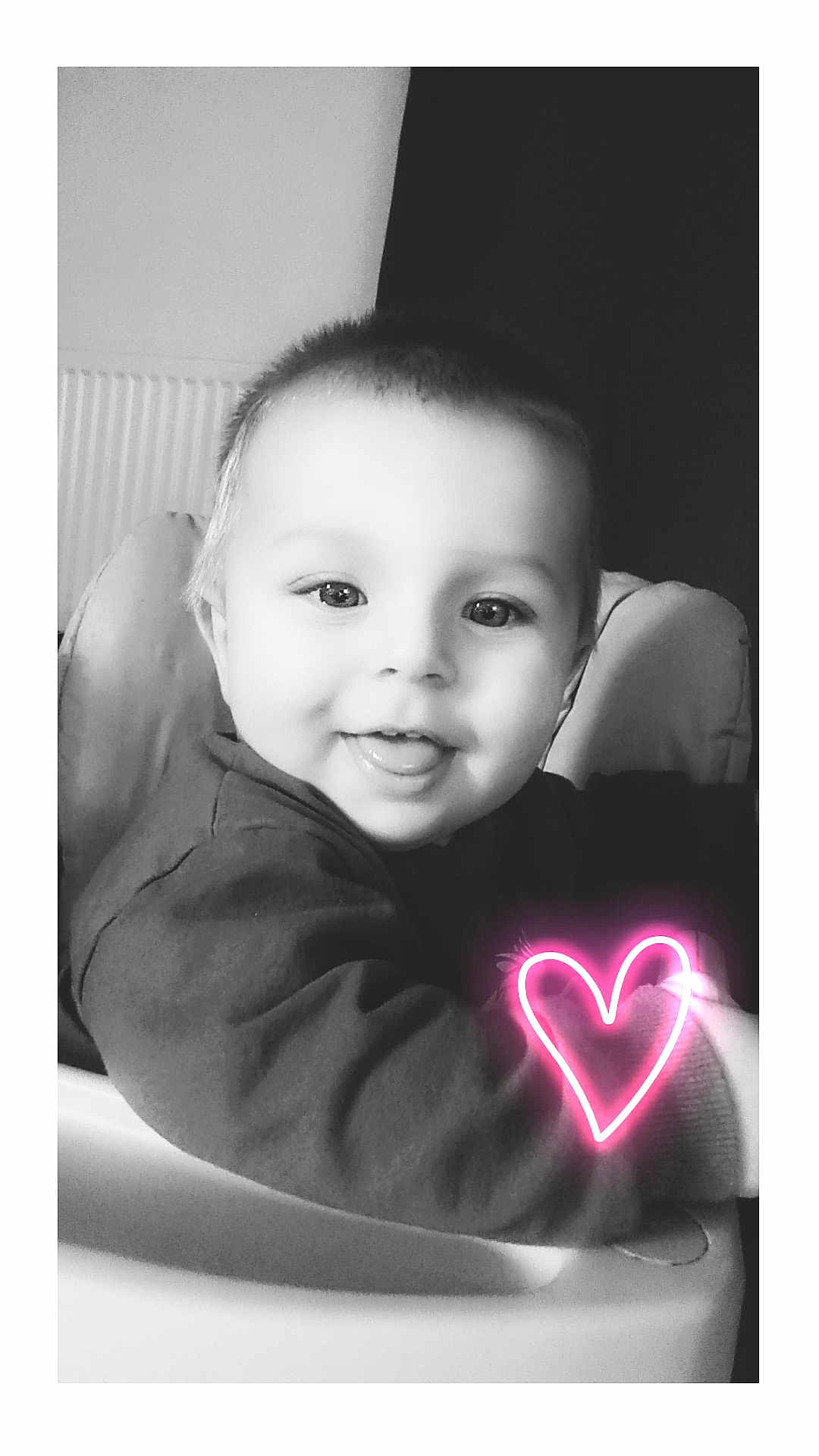 Issac a rejoint le concours — aidez-le/la à gagner de superbes lots ! toddler, child, smiling, high_chair, face, portrait, black_and_white, short_hair, indoor, neon_heart, glowing_effect, cute, happy, sweater, baby, person, closeup, playful, tongue_out, seat