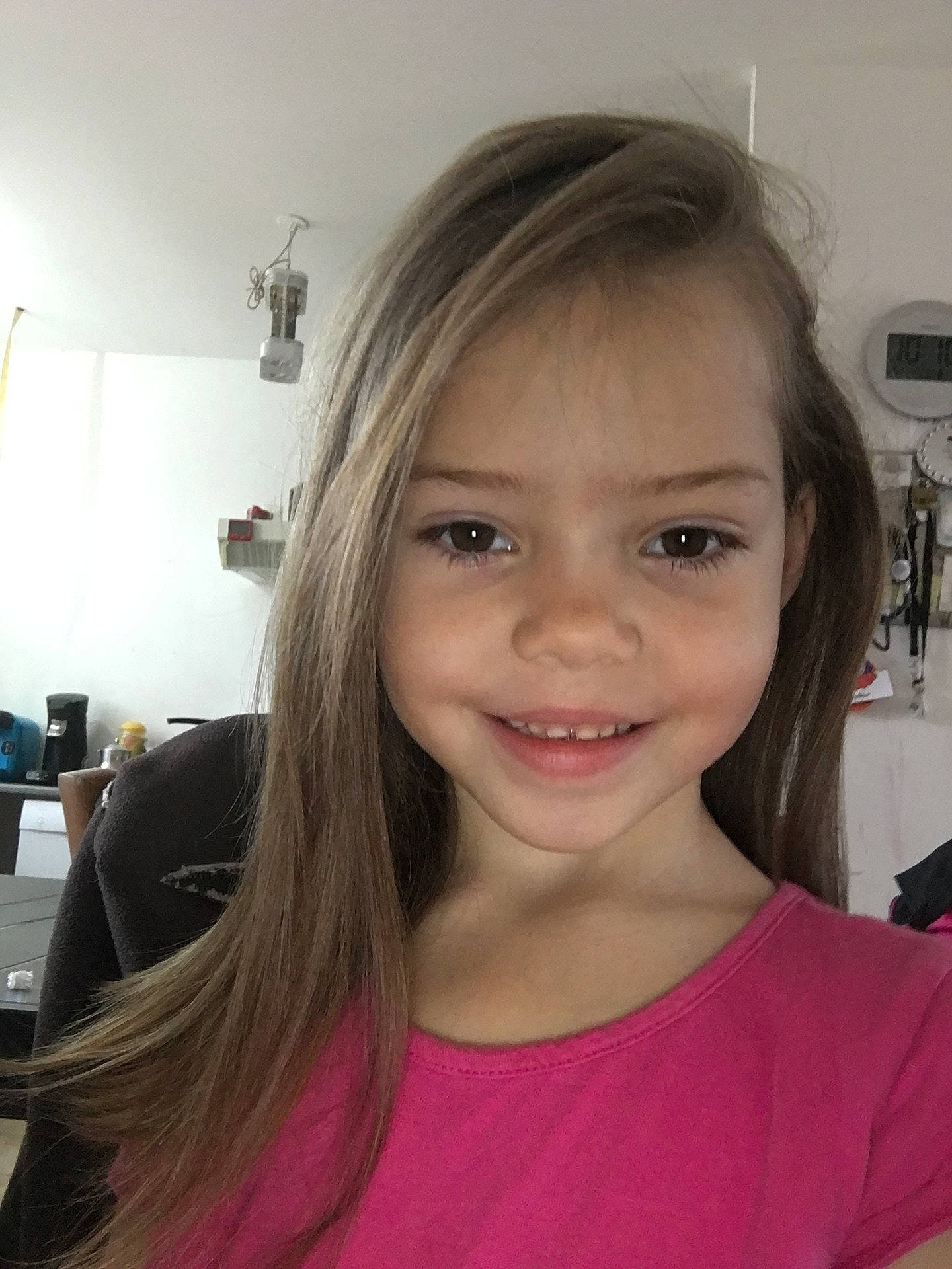 Louna participe au concours pour gagner de l'argent avec cette photo : brown_hair, child, eye, eyebrow, face, facial_expression, girl, hair, hairstyle, head, human_body, joy, long_hair, mouth, nose, organ, person, skin, smile, tooth