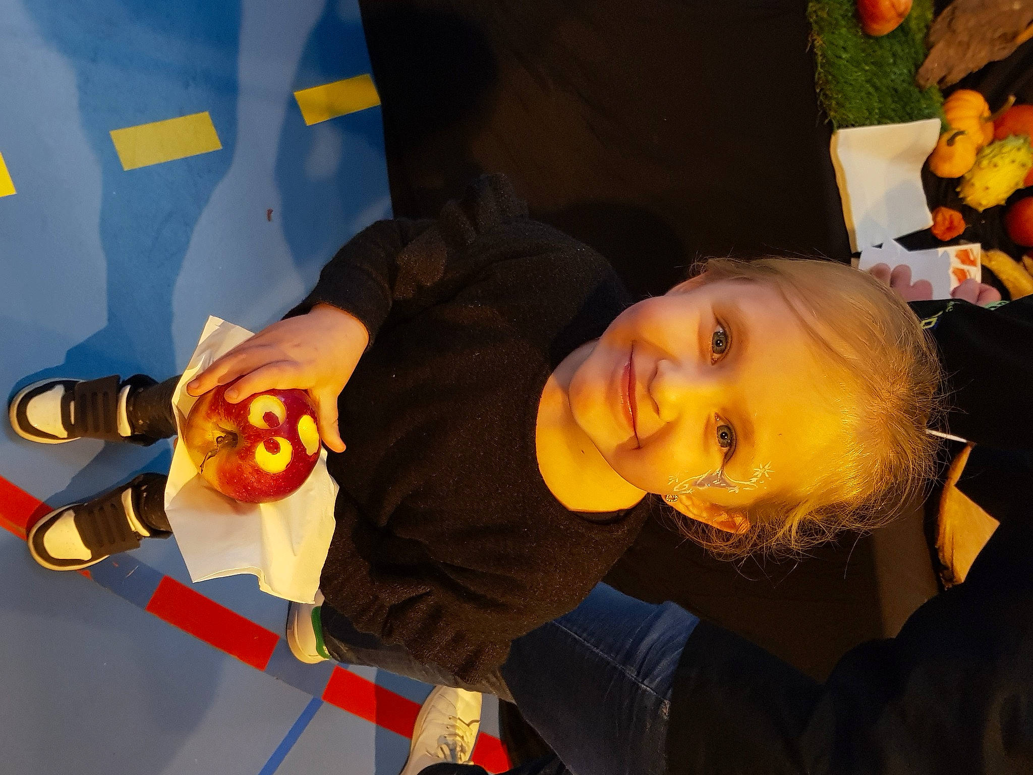 éléana participe au concours pour gagner de l'argent avec cette photo : child, fun, gesture, happy, joy, leisure, orange, person, room, smile, space, thumb, toddler, toy, world, yellow