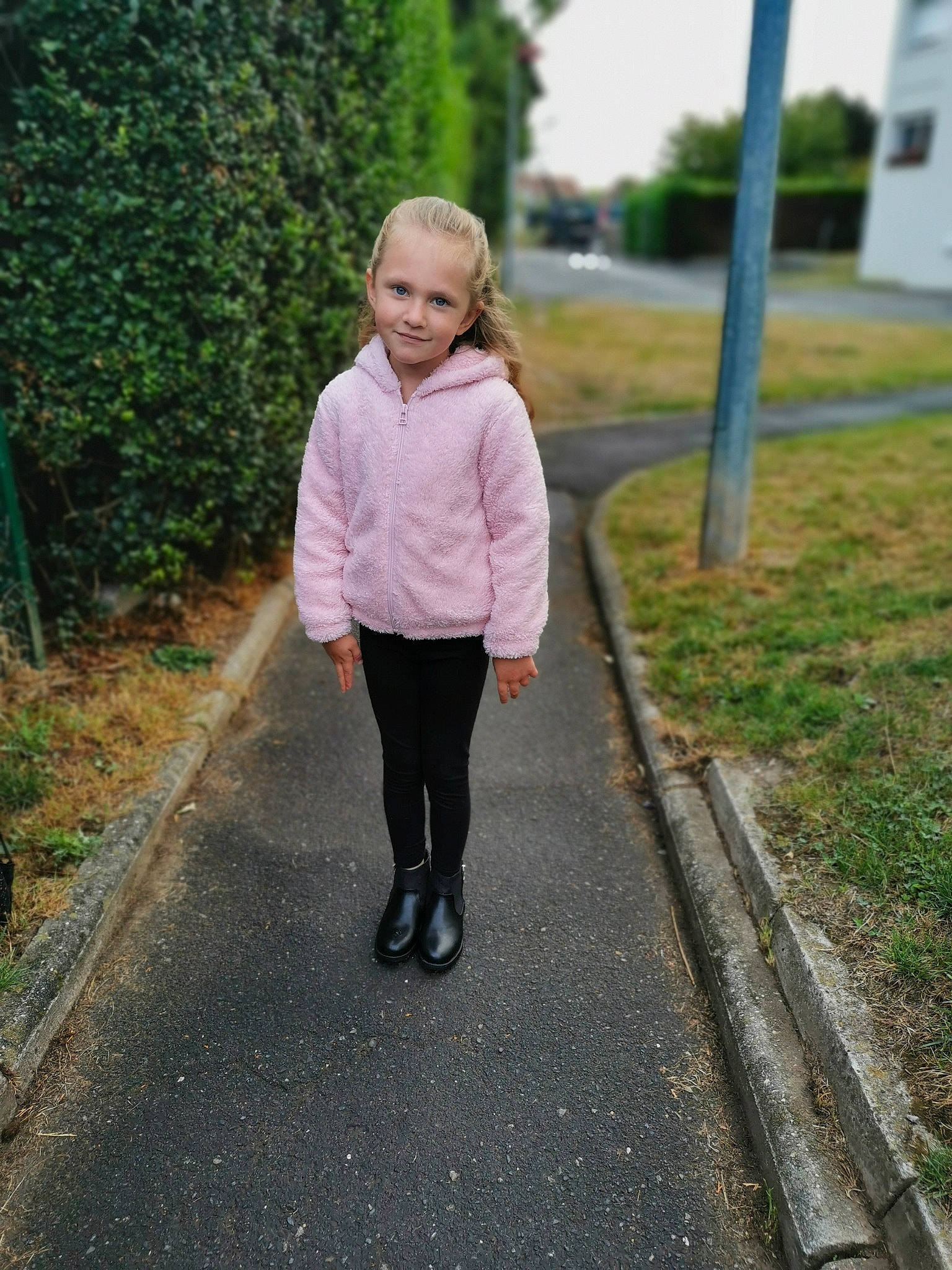 éléana a rejoint le concours — aidez-le/la à gagner de superbes lots ! asphalt, fun, grass, joy, knee, lane, leisure, magenta, pattern, people_in_nature, person, plant, recreation, road, road_surface, sidewalk, sleeve, street_fashion, toddler, tree