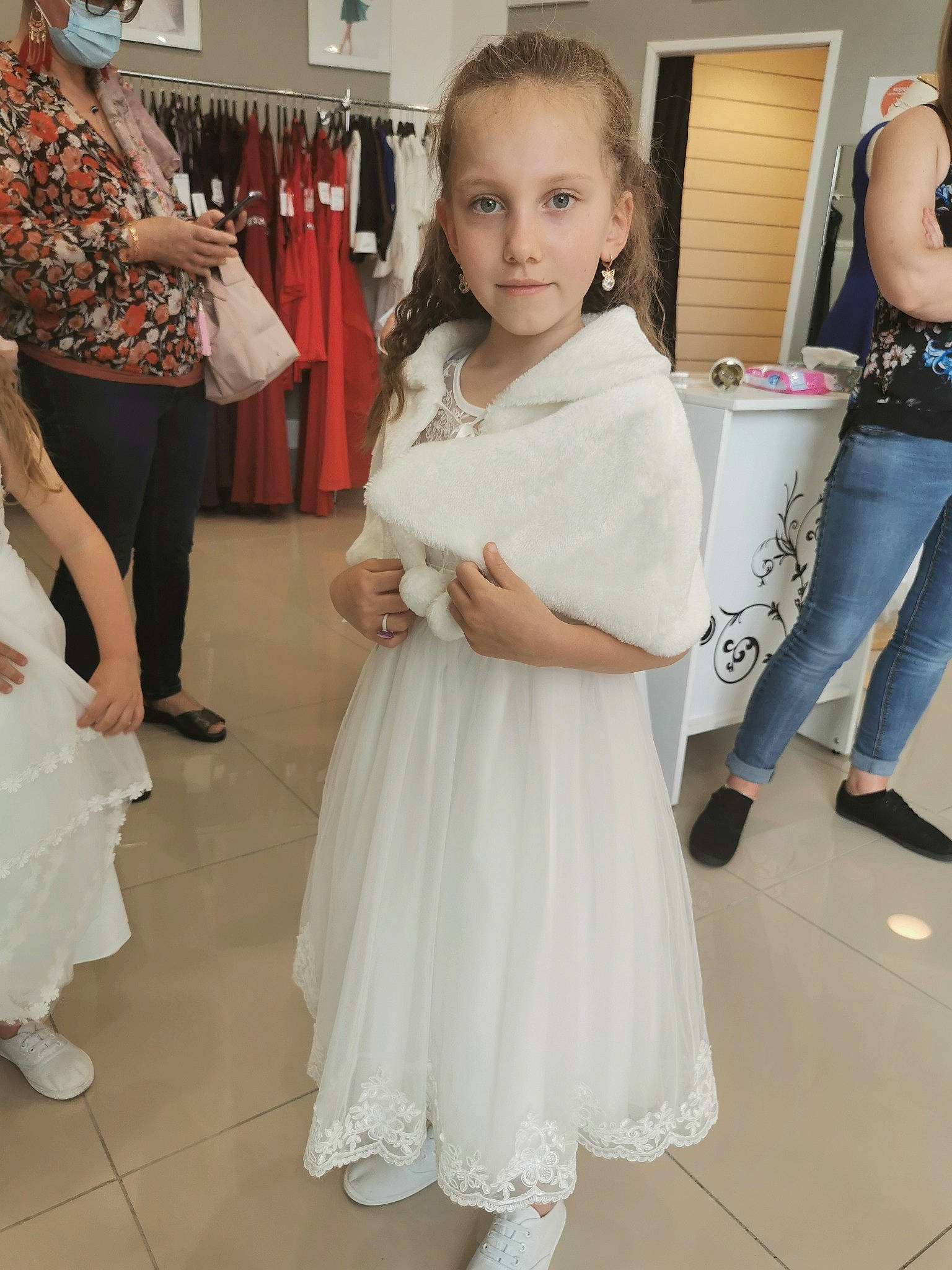 Clara a rejoint le concours — aidez-le/la à gagner de superbes lots ! day_dress, dress, event, fashion_design, floor, flooring, formal_wear, fun, gown, hand, happy, joint, one_piece_garment, person, shoe, shoulder, skin, sleeve, street_fashion, waist