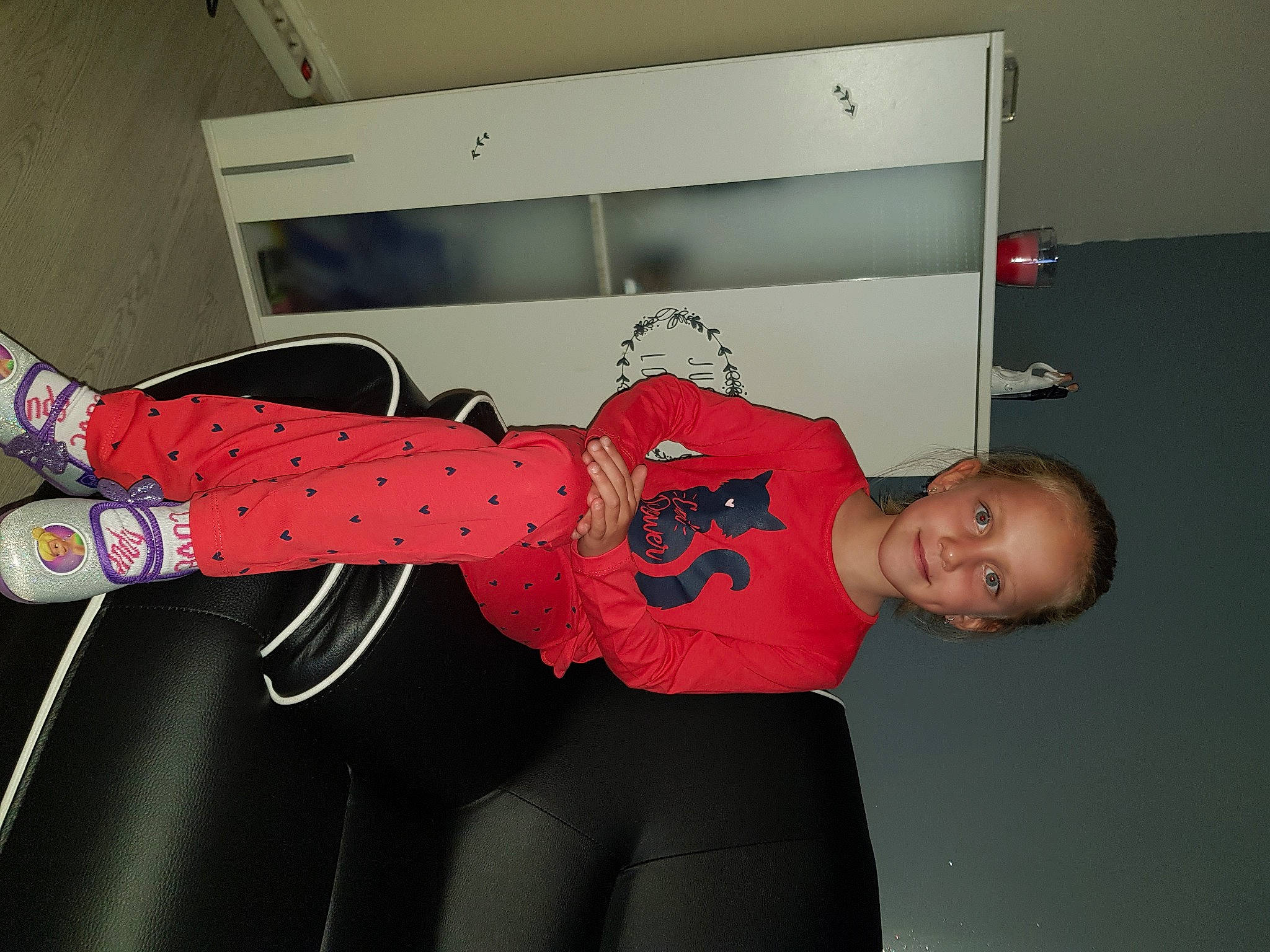 Clara participe au concours pour gagner de l'argent avec cette photo : art, carmine, elbow, flooring, fun, human_leg, joy, knee, leggings, magenta, pattern, person, physical_fitness, room, sleeve, sportswear, t_shirt, thigh, trunk, visual_arts