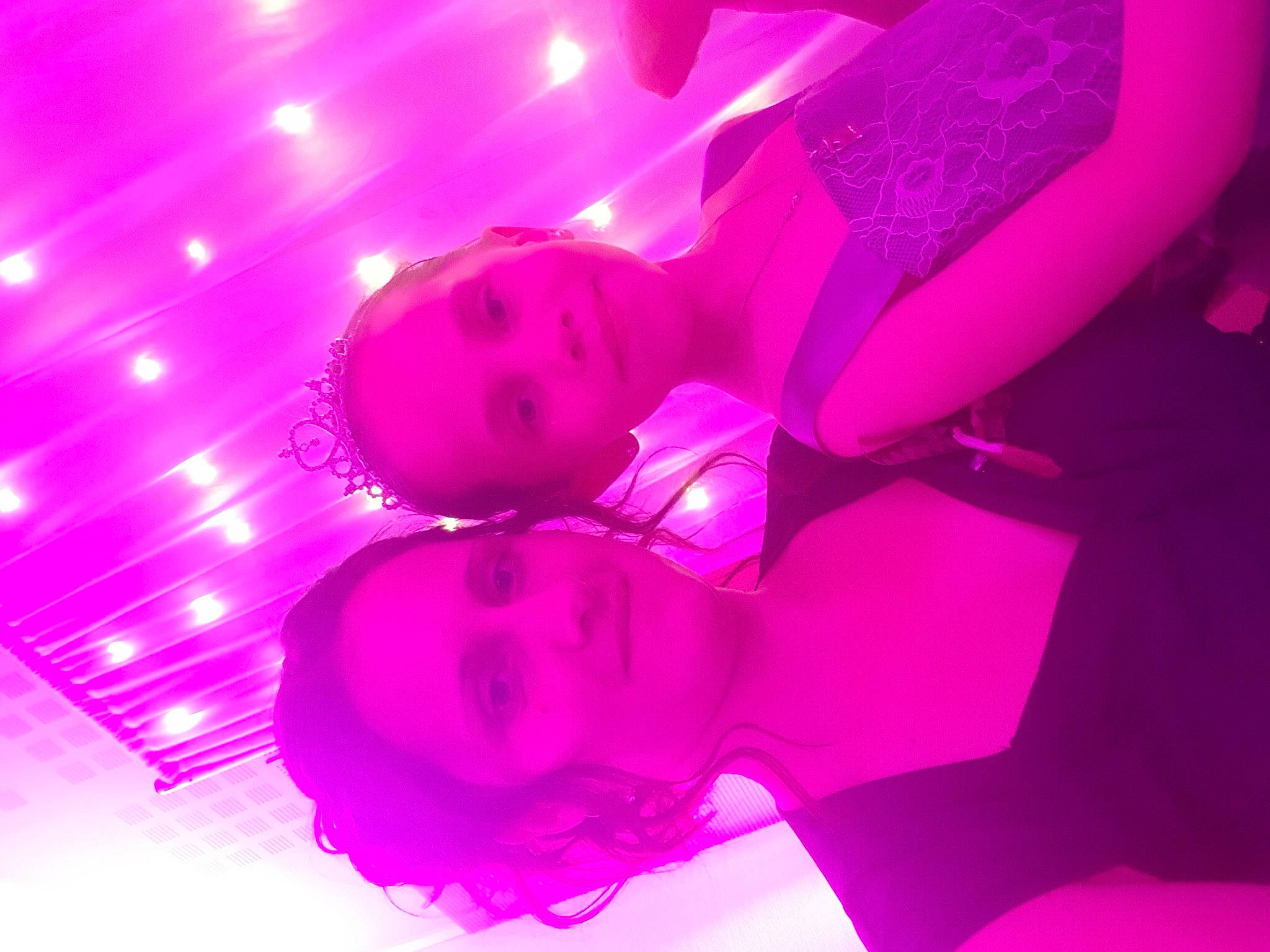 Louna a rejoint le concours — aidez-le/la à gagner de superbes lots ! ceiling, electric_blue, entertainment, event, flower, fun, happy, light, light_bulb, magenta, party, person, petal, pink, plant, purple, smile, tree, violet, visual_effect_lighting