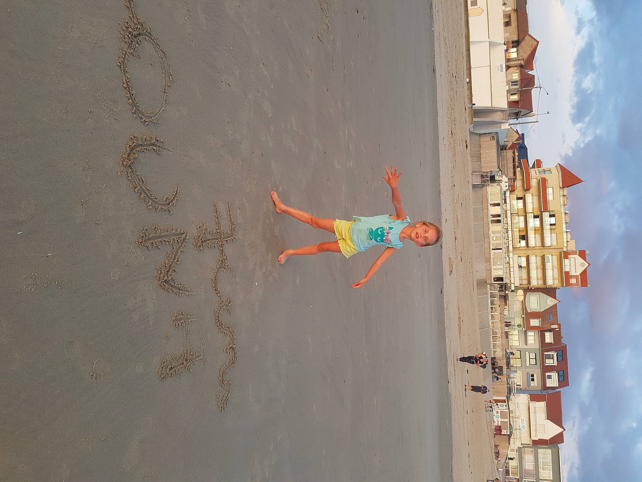 Louna participe au concours pour gagner de l'argent avec cette photo : aerospace_engineering, air_travel, art, building, city, cloud, concrete, facade, flap, landscape, person, sky, space, tower, tower_block, urban_design, visual_arts, wall, water, wing