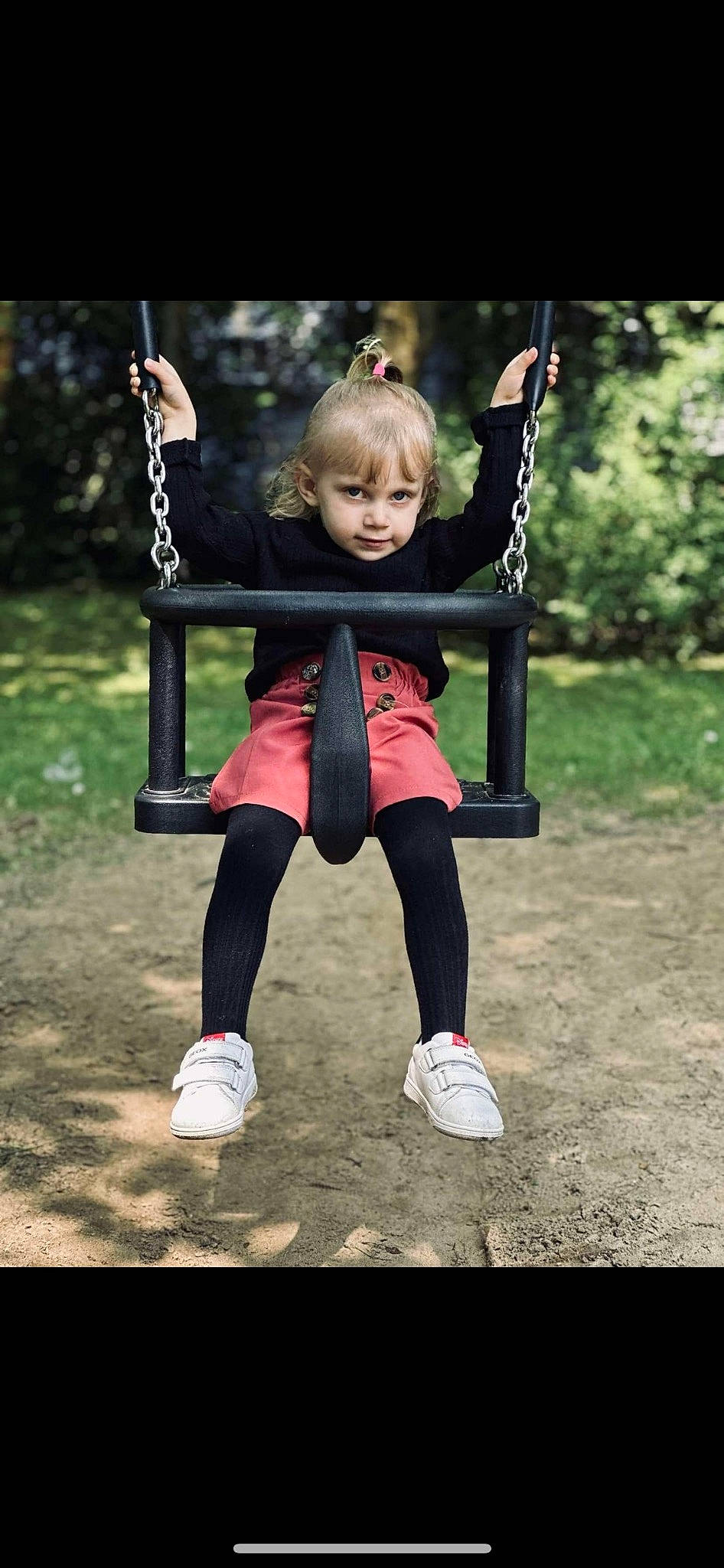 Nalya a rejoint le concours — aidez-le/la à gagner de superbes lots ! blond, city, electric_blue, eye, flash_photography, fun, grass, happy, leisure, outdoor_play_equipment, people_in_nature, person, plant, play, playground, recreation, sitting, smile, swing, toddler