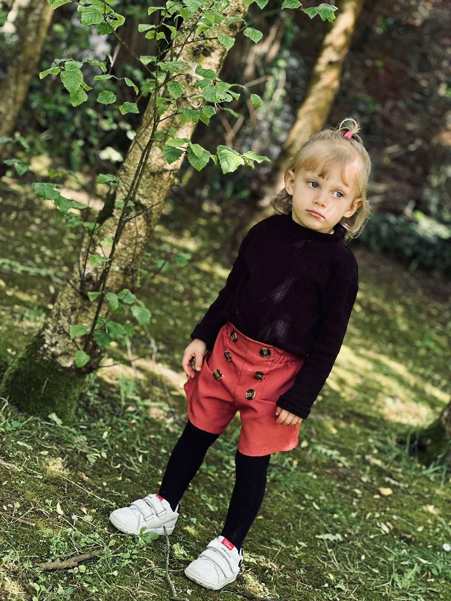 Nalya a rejoint le concours — aidez-le/la à gagner de superbes lots ! child, eye, flash_photography, forest, grass, happy, head, leisure, pattern, people_in_nature, person, plant, recreation, spring, t_shirt, toddler, tree, trunk, wood, woodland