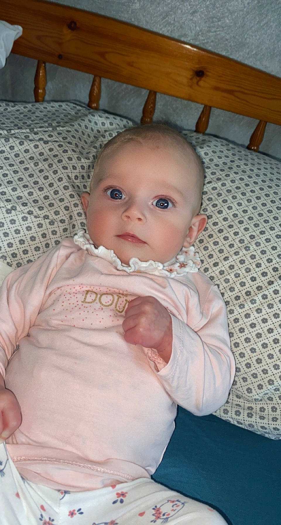 Nalya a rejoint le concours — aidez-le/la à gagner de superbes lots ! baby, baby_products, baby_toddler_clothing, cheek, chin, comfort, eye, eyelash, face, flooring, hardwood, head, iris, lip, neck, person, sitting, skin, sleeve, toddler