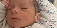 Malo a rejoint le concours — aidez-le/la à gagner de superbes lots ! newborn, baby, sleeping, infant, blanket, cozy, soft, patterned_clothing, cute, peaceful, closeup, portrait, indoors, resting, face, small_hands, warm, comfort, child, toddler