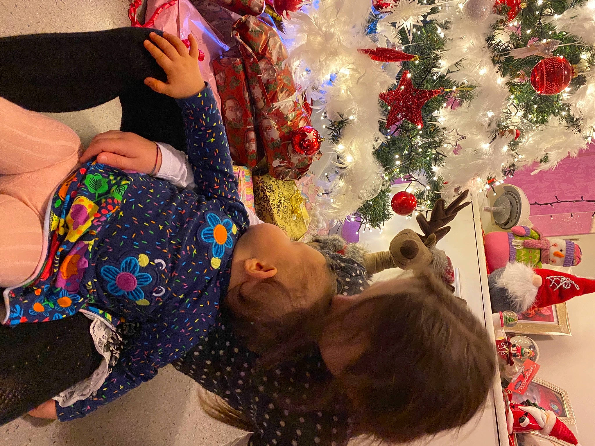 Chanel a rejoint le concours — aidez-le/la à gagner de superbes lots ! child, christmas_decoration, christmas_ornament, christmas_tree, event, flooring, fun, happy, holiday, holiday_ornament, human_leg, leisure, ornament, pattern, person, play, room, textile, thigh, toddler