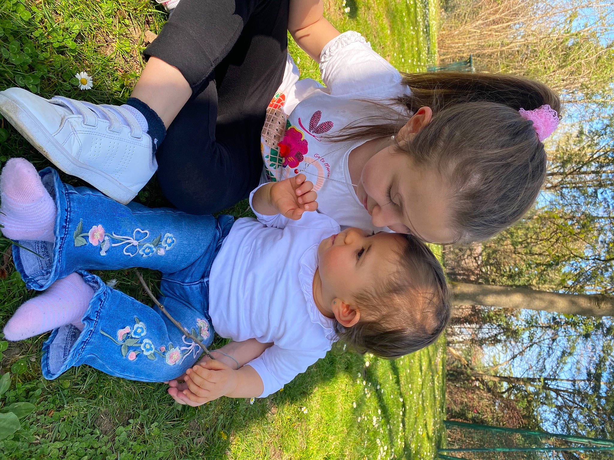 Chanel a rejoint le concours — aidez-le/la à gagner de superbes lots ! baby, child, fun, grass, grass_family, grassland, green, happy, jeans, joint, leg, leisure, nature, people_in_nature, person, plant, sitting, thigh, toddler, tree