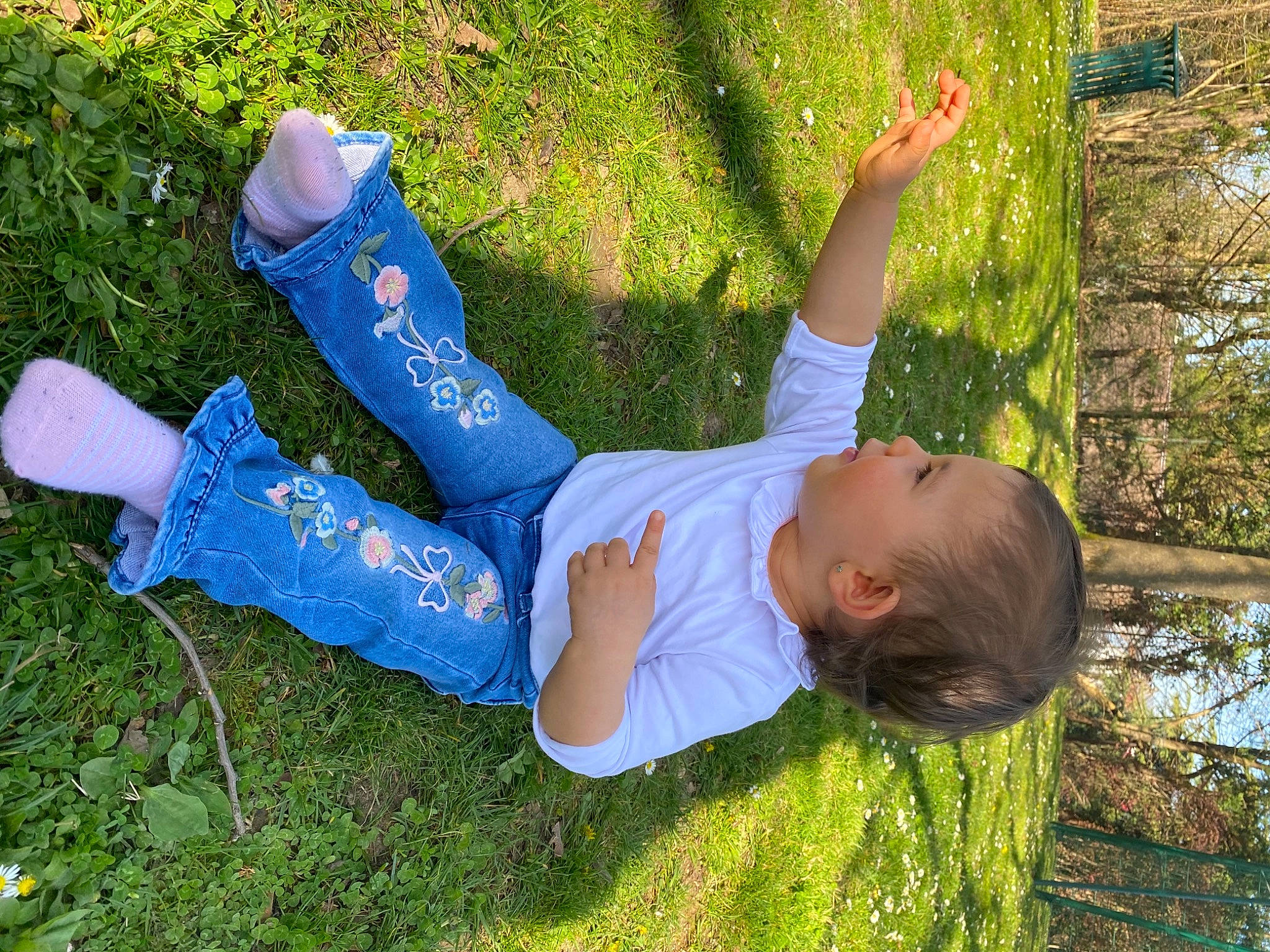 Selenia a rejoint le concours — aidez-le/la à gagner de superbes lots ! electric_blue, fun, grass, grass_family, grassland, green, happy, human_leg, joint, knee, lawn, leaf, leisure, people_in_nature, person, plant, shoe, sunlight, thigh, toddler