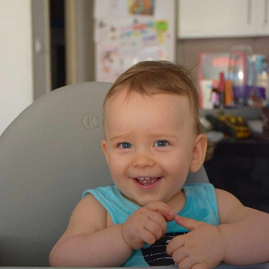 Noah a rejoint le concours — aidez-le/la à gagner de superbes lots ! baby, blue_eyes, child, clothing, cute, face, feeding_chair, furniture, happy, high_chair, indoor, infant, kitchen, person, portrait, short_hair, sitting, smiling, toddler, young_child
