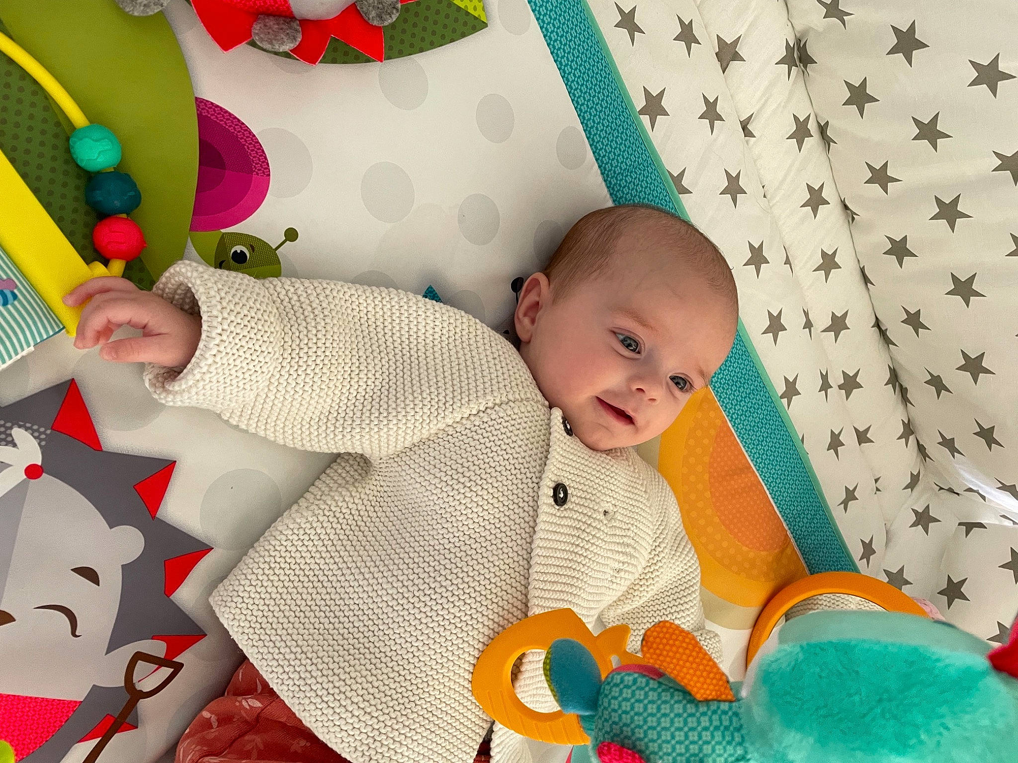 Emma participe au concours pour gagner de l'argent avec cette photo : baby, baby_products, baby_sleeping, baby_toddler_clothing, baby_toys, balloon, child, comfort, green, happy, infant_bed, linens, pattern, person, play, product, room, sitting, textile, toddler