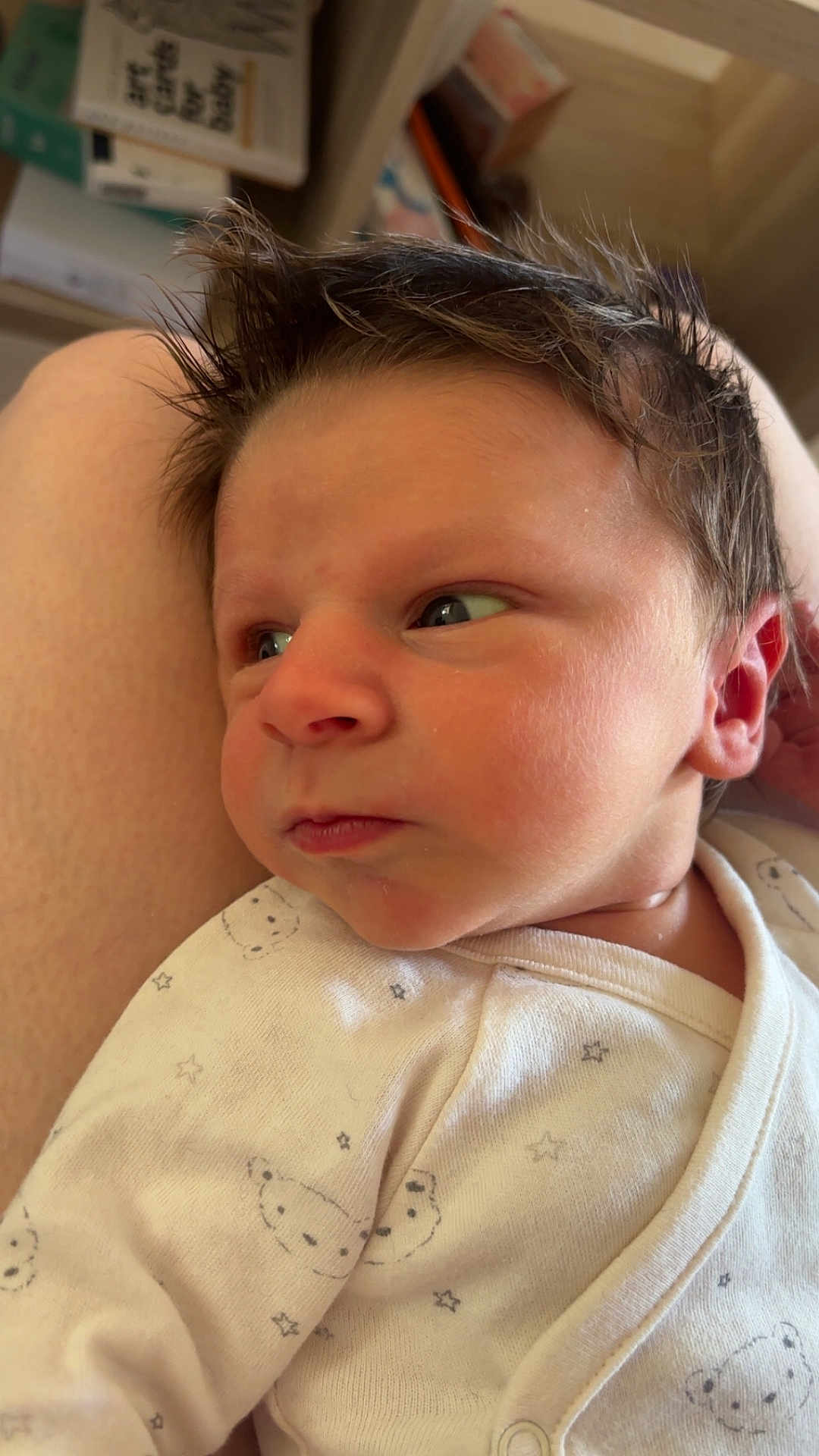 Arthur participe au concours pour gagner de l'argent avec cette photo : newborn, baby, infant, face, portrait, clothing, onesie, cute, curly_hair, skin, soft_light, expression, person, closeup, newborn_clothing, baby_fashion, baby_gaze, indoor, toddler, resting
