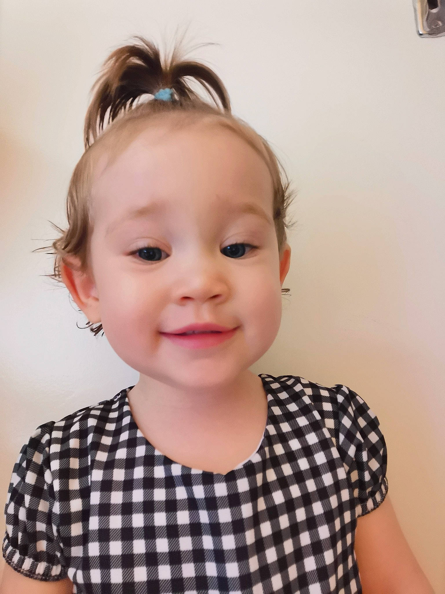 Hozanna a rejoint le concours — aidez-le/la à gagner de superbes lots ! baby_toddler_clothing, cheek, clothing, ear, eye, eyebrow, eyelash, forehead, hair, happy, jaw, joy, lip, neck, pattern, person, plaid, shoulder, sleeve, smile