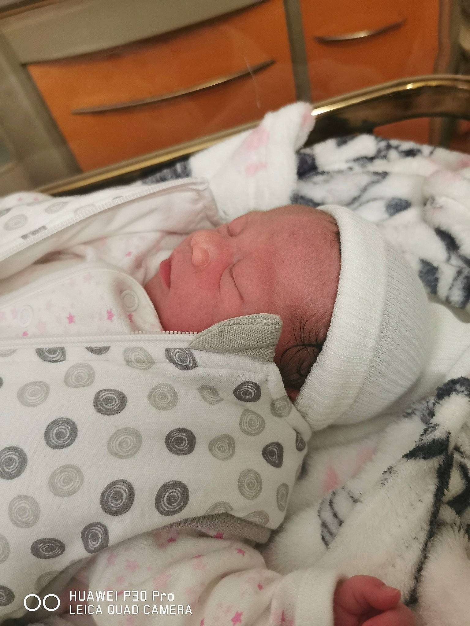 Hortense a rejoint le concours — aidez-le/la à gagner de superbes lots ! baby, baby_products, baby_safety, baby_sleeping, baby_toddler_clothing, bed, bed_sheet, bedding, bedtime, carmine, chair, child, comfort, infant_bed, linens, nap, pattern, person, room, sleep